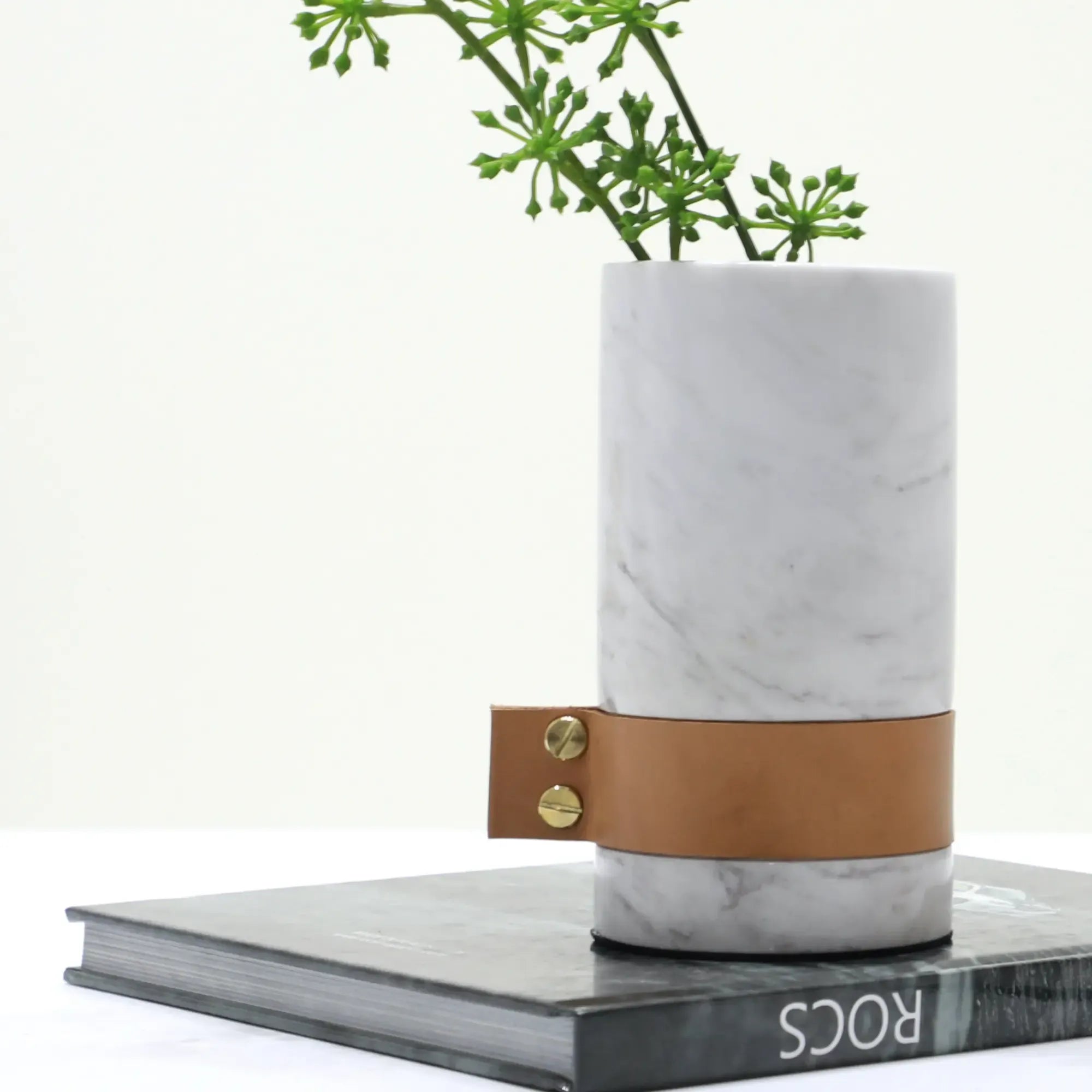 Marmorvase - rund mit Lederakzent - Kleine Tischvase Deko-Vase Stifthalter Marble Luxe Weiss-Groß