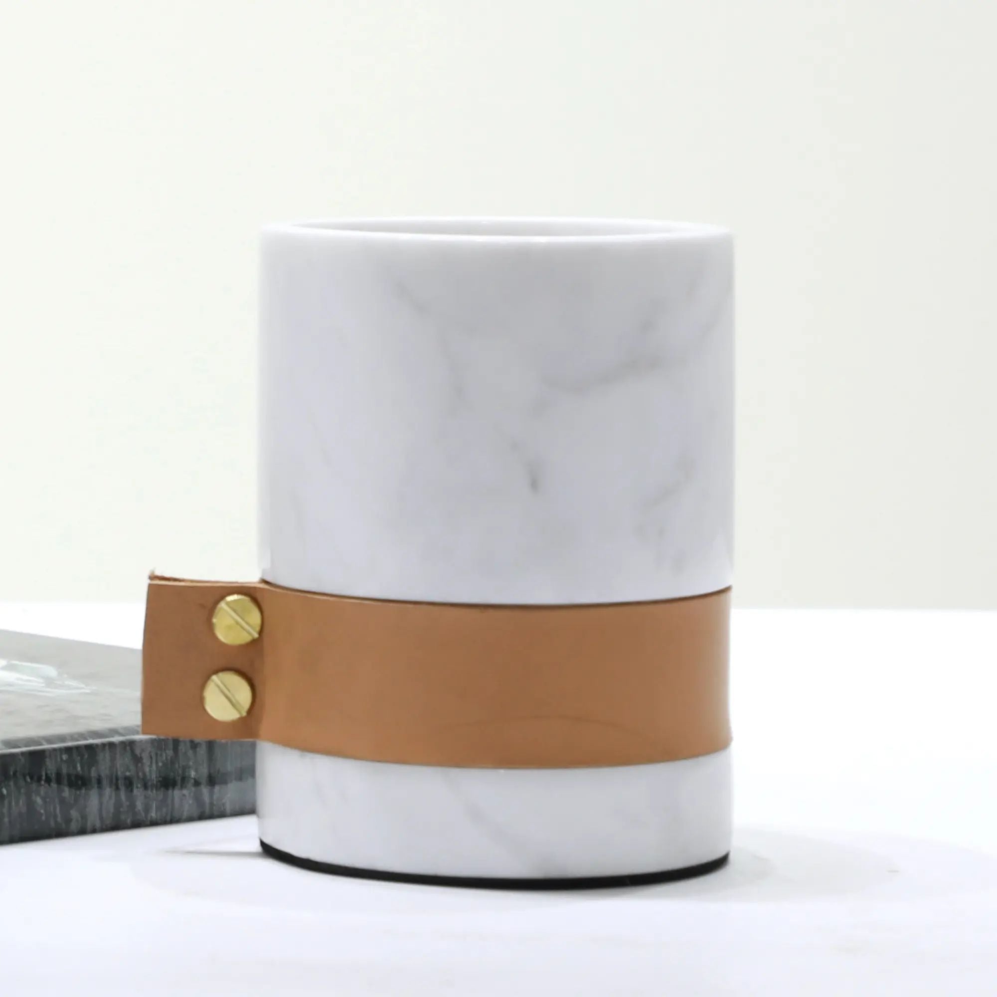 Marmorvase - rund mit Lederakzent - Kleine Tischvase Deko-Vase Stifthalter Marble Luxe Weiß-Klein