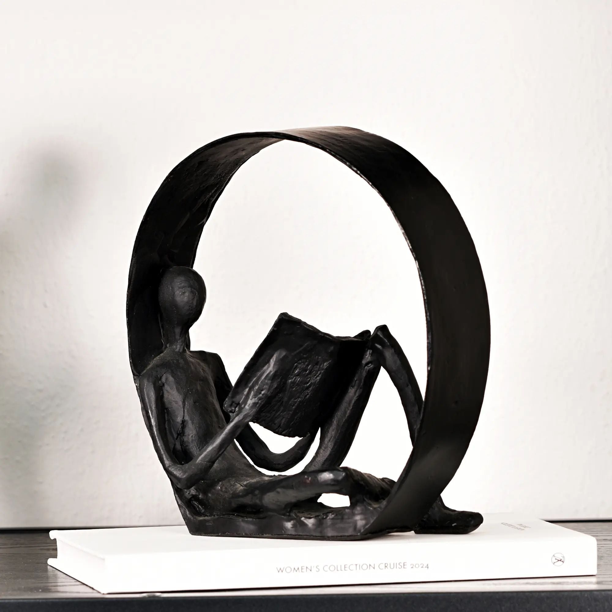 Dekofigur - Skulptur Puristische Kreisfigur Lesender im Ring Orbis Lectio Default Title