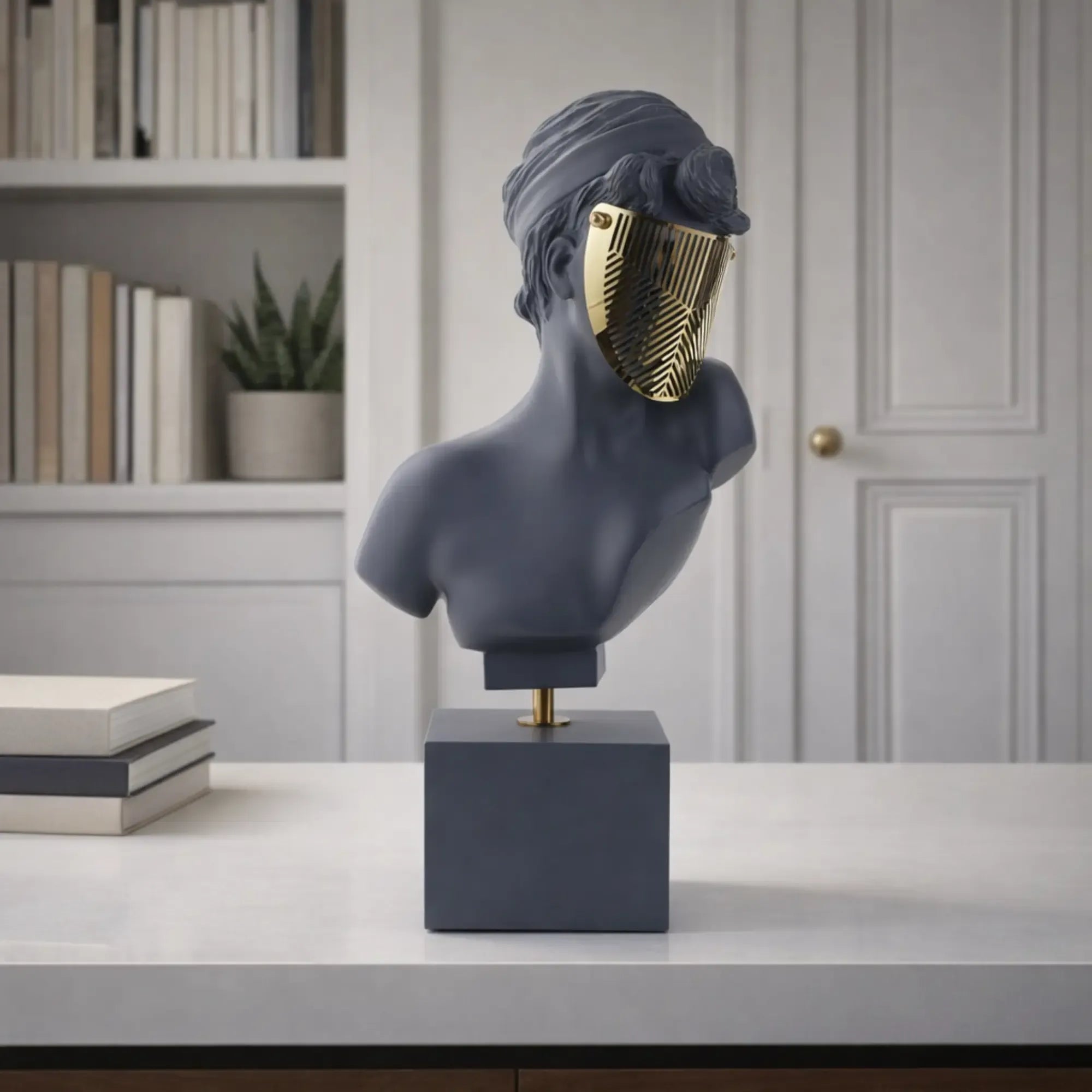 Dekobüste - Skulptur ausdrucksstarke Damenbüste – mattschwarze Kunstharz-Figur mit goldener Visierblende auf Sockel – Art-Déco Deko-Objekt Muse Aurata Nan