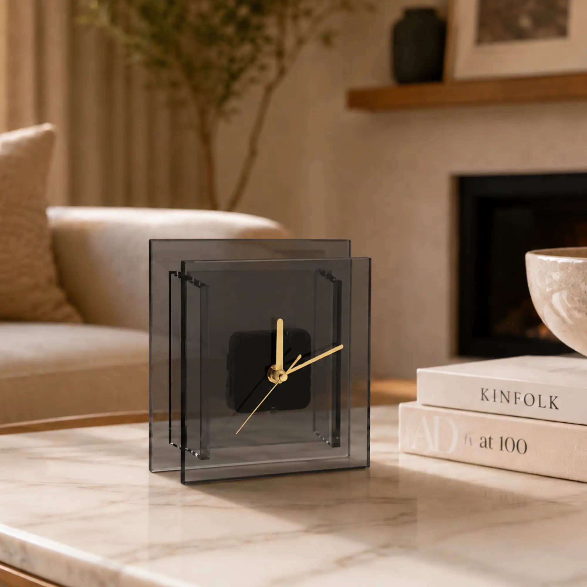 Tischuhr - mit Goldzeiger - Puristische Designuhr – Quadratische Rauchglas-Acryl Dekouhr mit goldenen Zeigern Noctis Aurum Nan