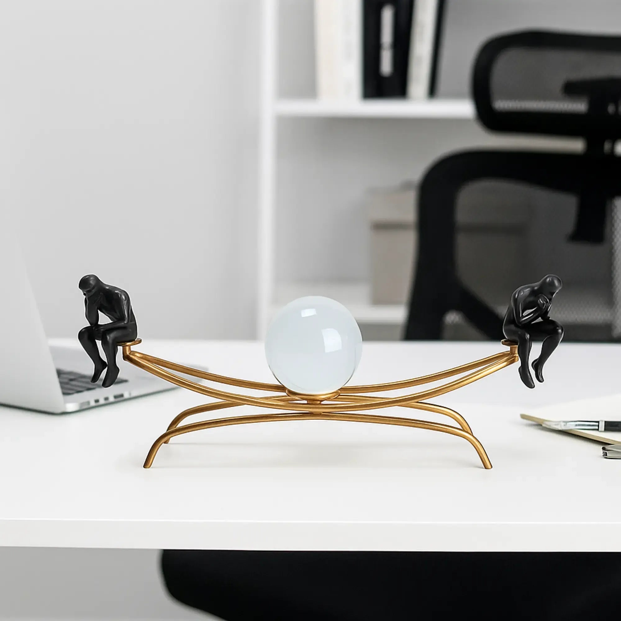 Dekofigur - Zwei Denker mit Glaskugel - Abstrakte Dekoskulptur Rodin Equilibre Antikgold