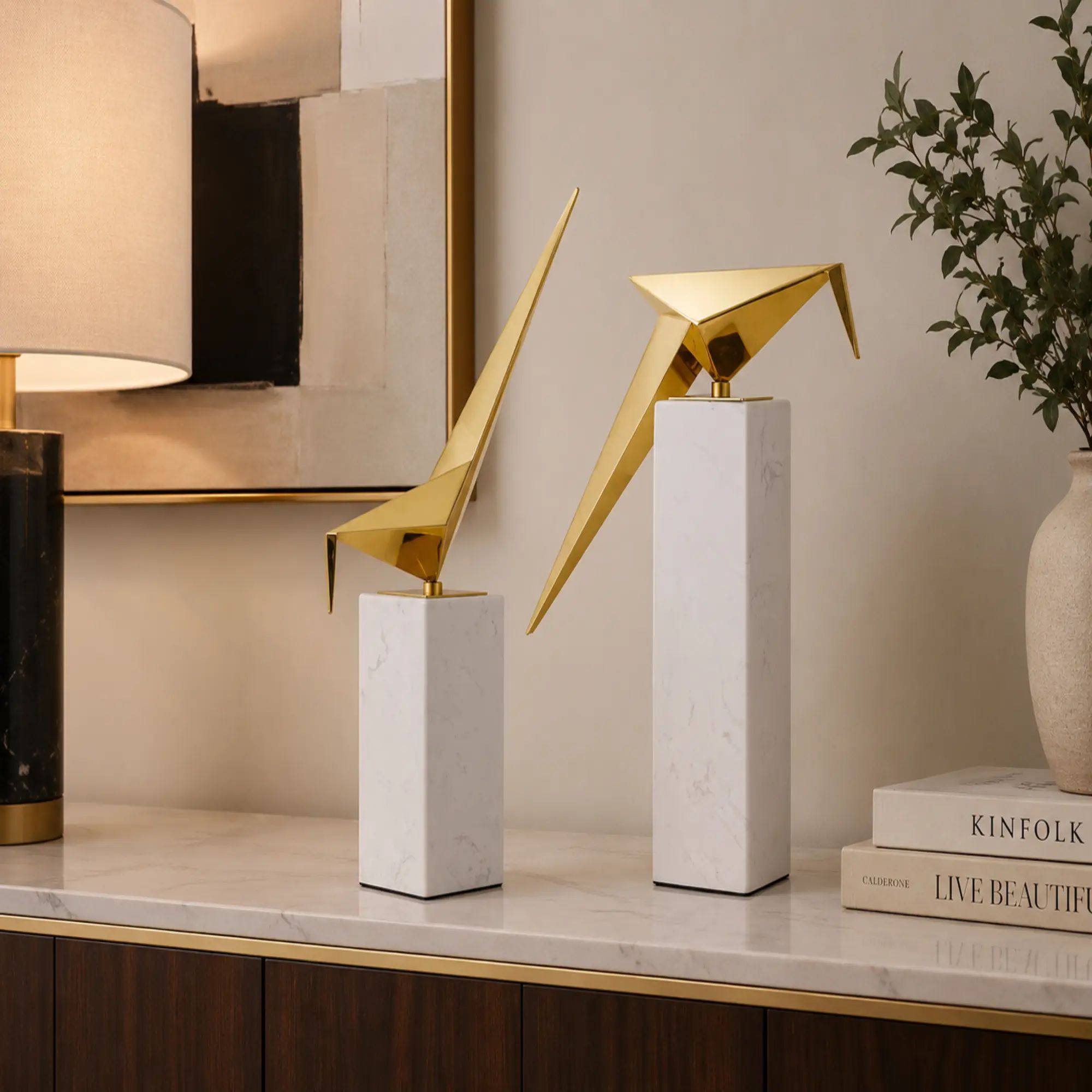 Tierfigur - auf Marmorbasis - Skulpturale Dekofigur – Goldmetall auf Marmorsockel – Abstrakte Vogelstudie, origami-inspiriert Aurea Avis Duo Vogel Aufrecht