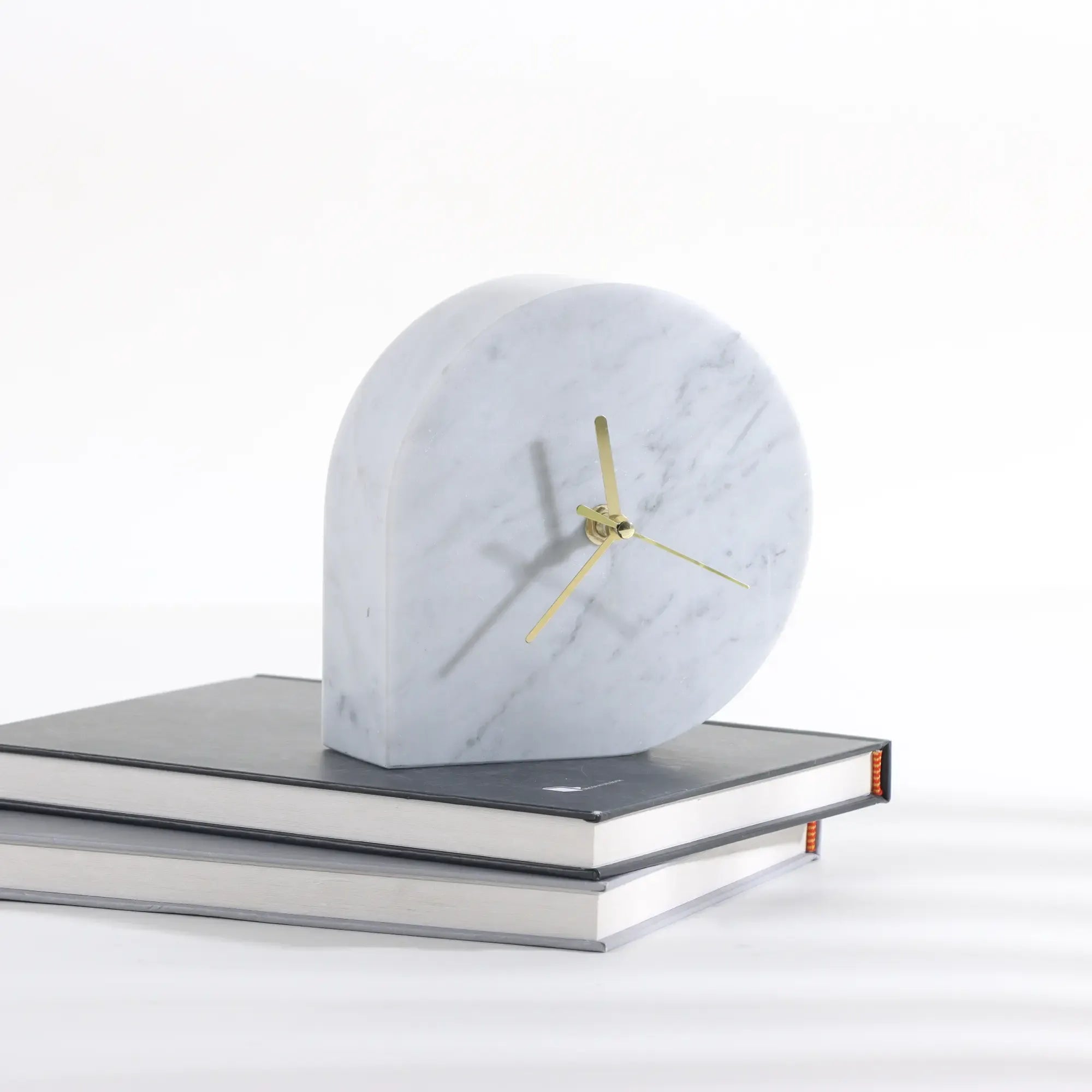 Tischuhr - Minimalistische Marmoruhr - Skulpturaler Zeitmesser Arcus Tempus