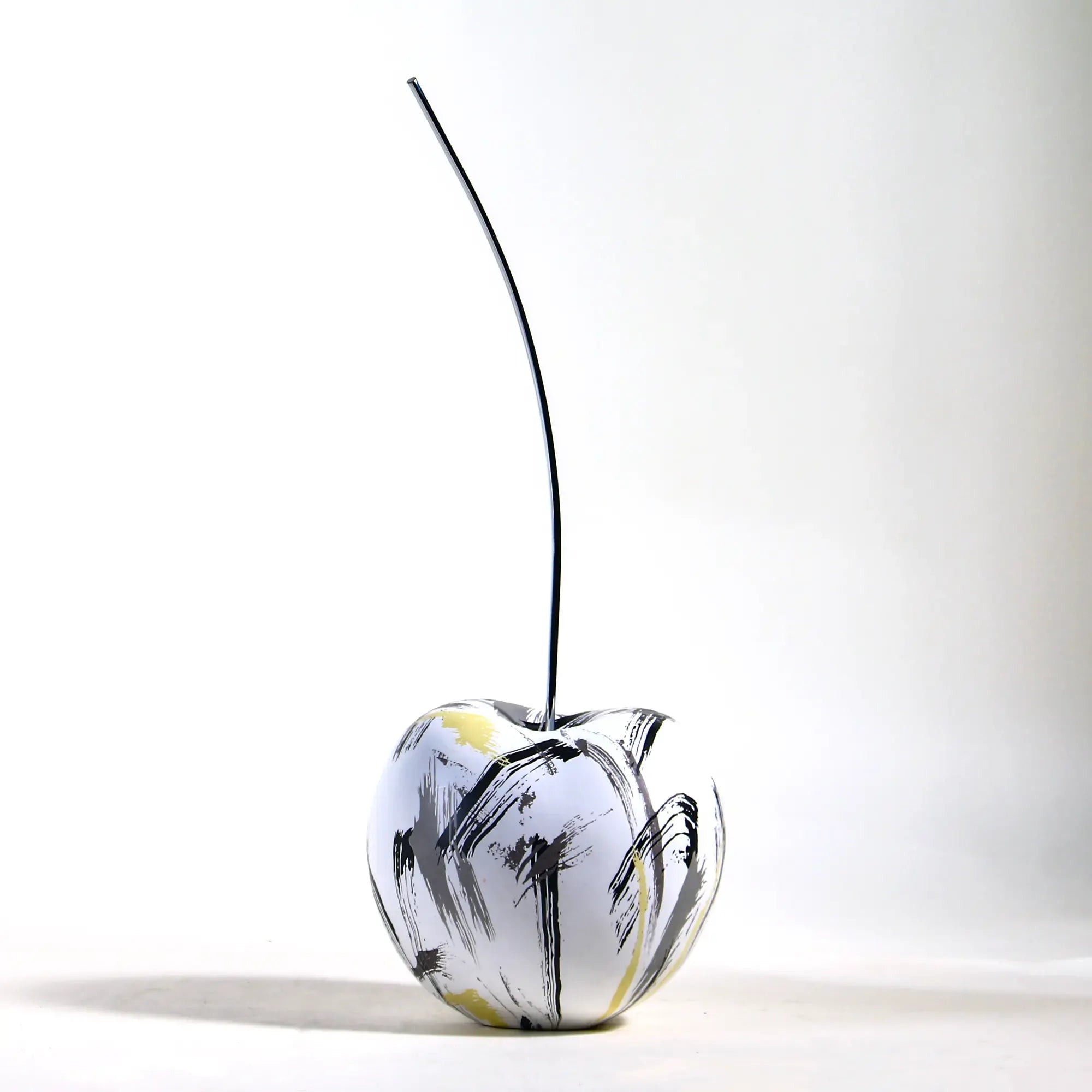 Kirschfigur - Skulpturales Deko-Objekt Kirsche – Keramik Weiß, Edelstahl-Stiel – Brush-Art & Hochglanz Variante – Aurea Bianca Abstrakt Art