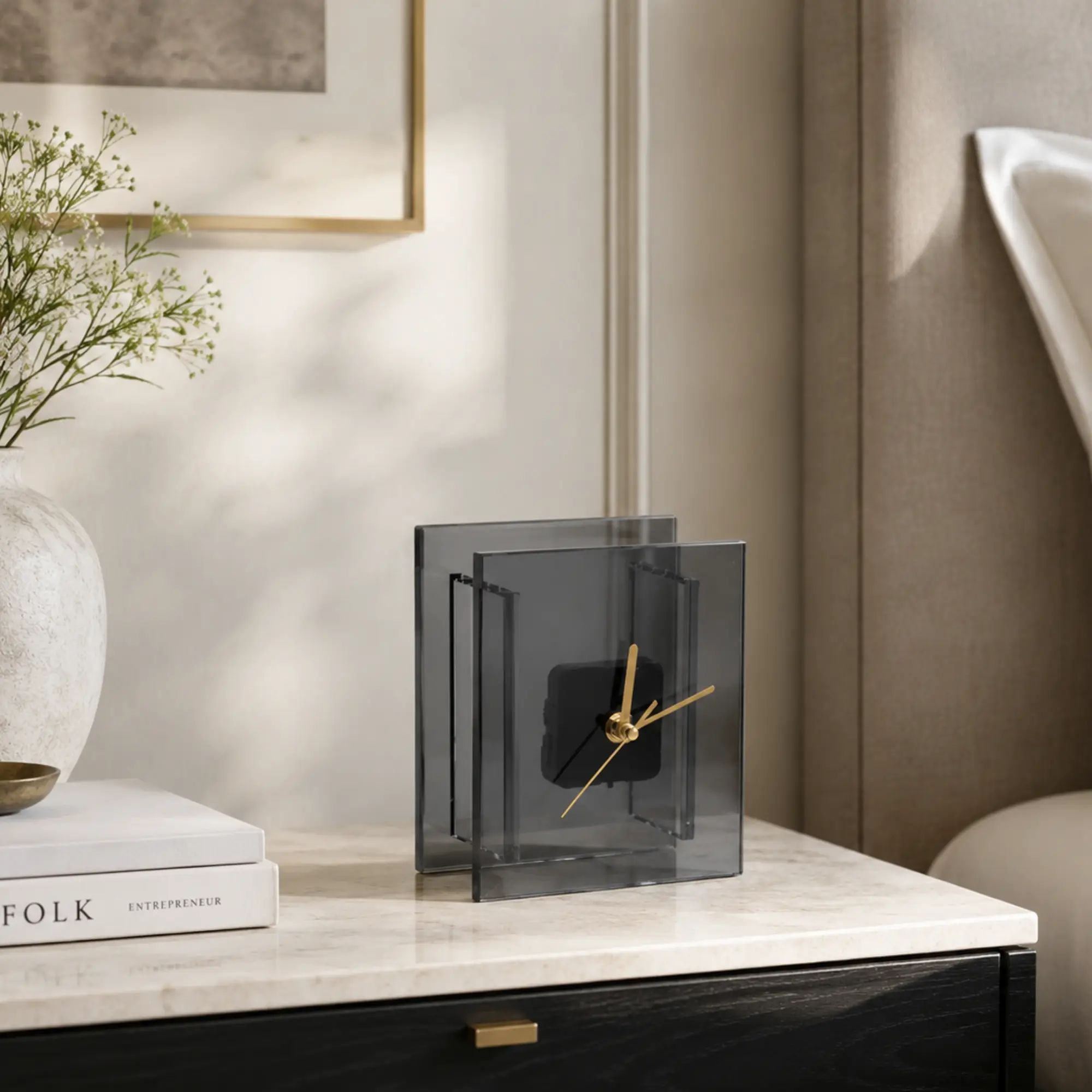 Tischuhr - mit Goldzeiger - Puristische Designuhr – Quadratische Rauchglas-Acryl Dekouhr mit goldenen Zeigern Noctis Aurum Nan