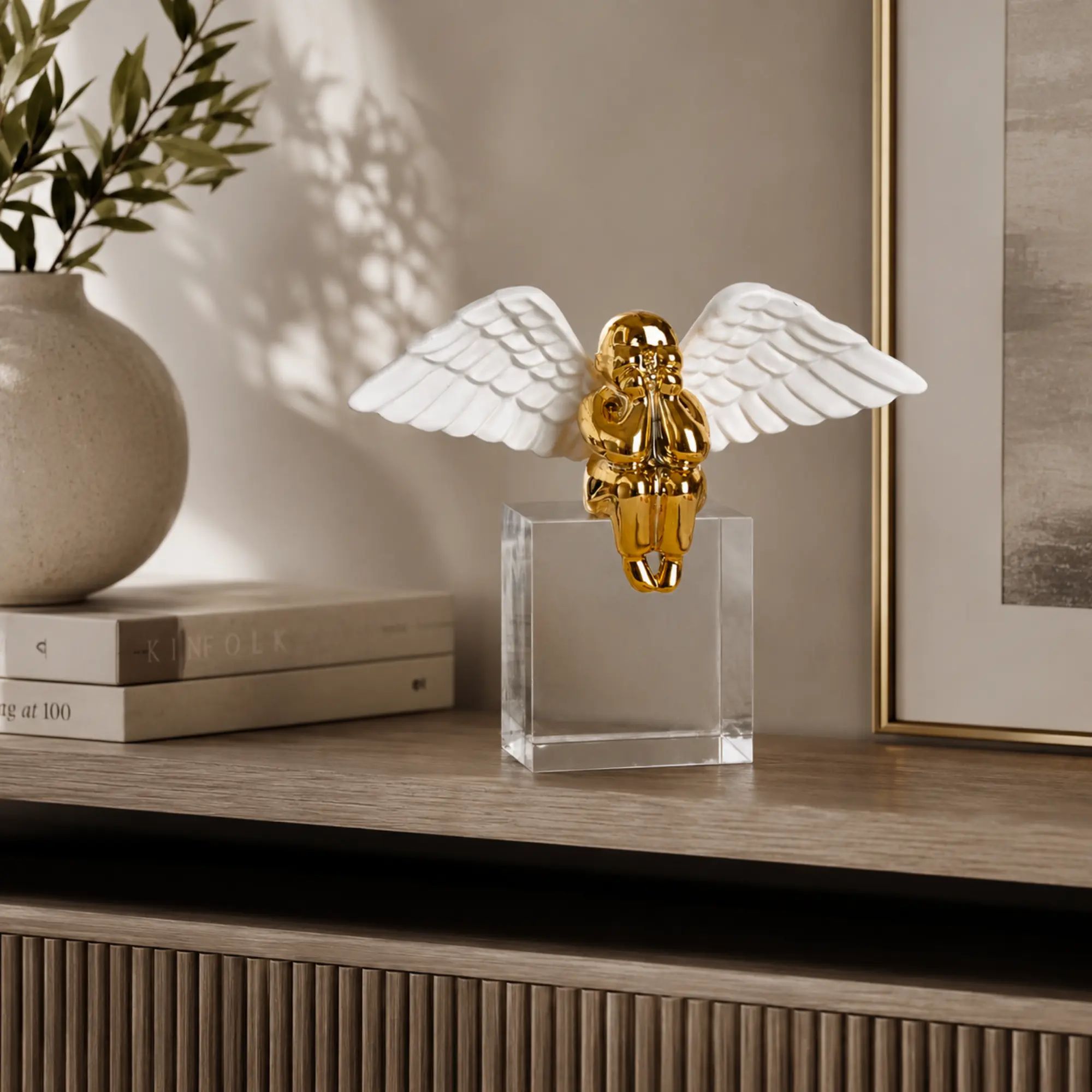 Engelfigur - Skulptur Schwebender Engel – weiß-goldene Keramikfigur auf klarem Acrylsockel – Angélus Aureus Nan