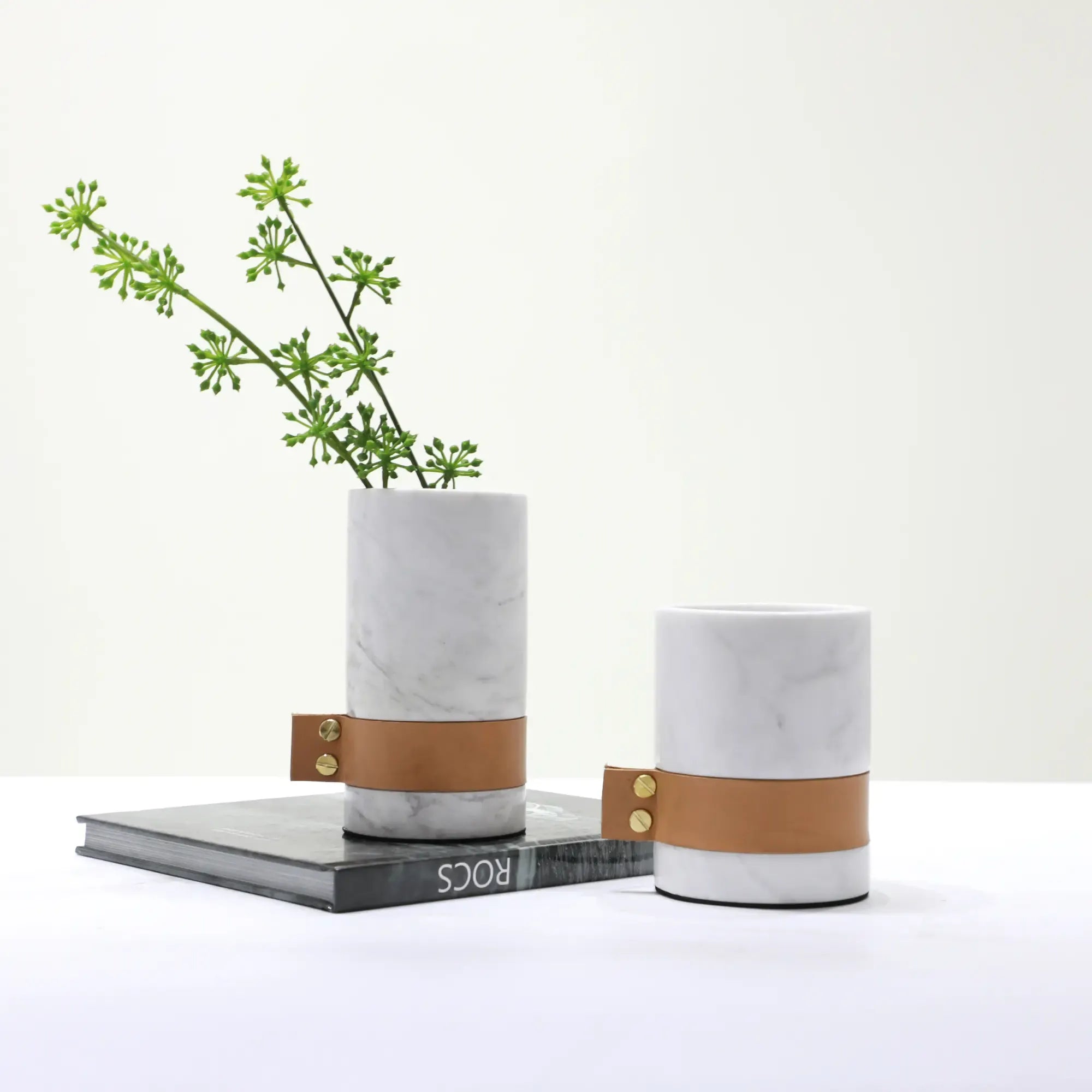 Marmorvase - rund mit Lederakzent - Kleine Tischvase Deko-Vase Stifthalter Marble Luxe Weiss-Groß