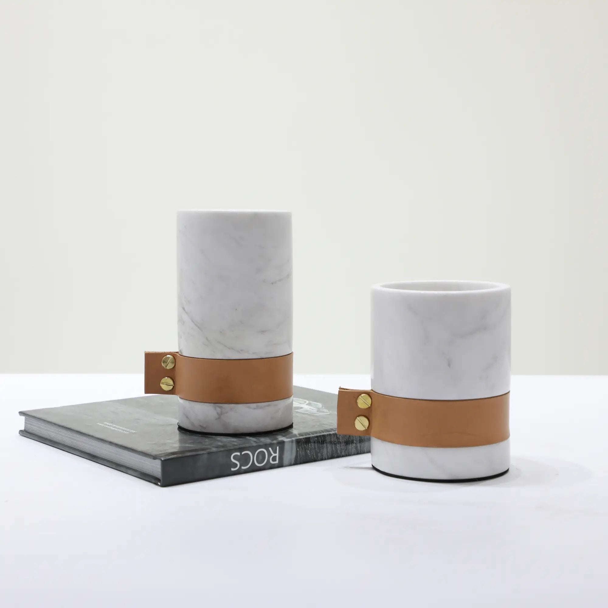 Marmorvase - rund mit Lederakzent - Kleine Tischvase Deko-Vase Stifthalter Marble Luxe Weiß-Groß