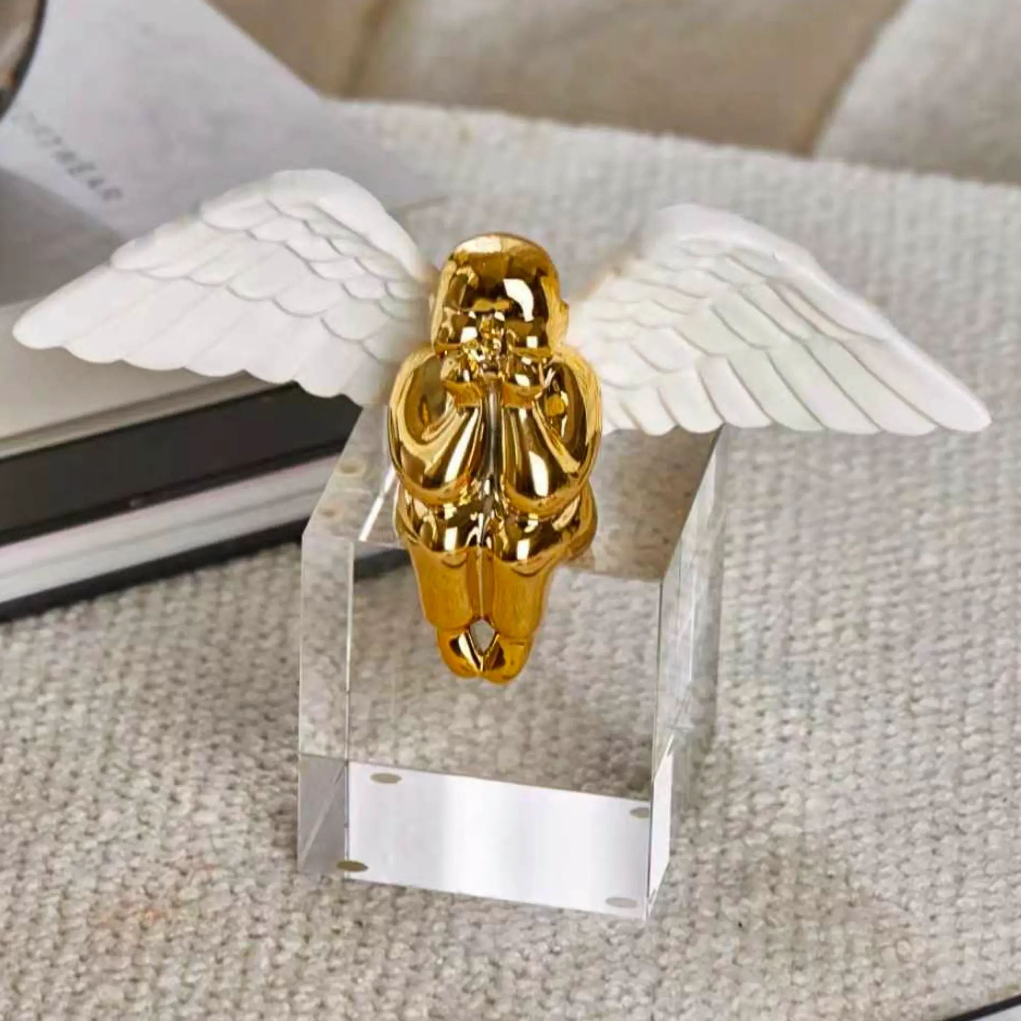 Engelfigur - Skulptur Schwebender Engel – weiß-goldene Keramikfigur auf klarem Acrylsockel – Angélus Aureus Nan