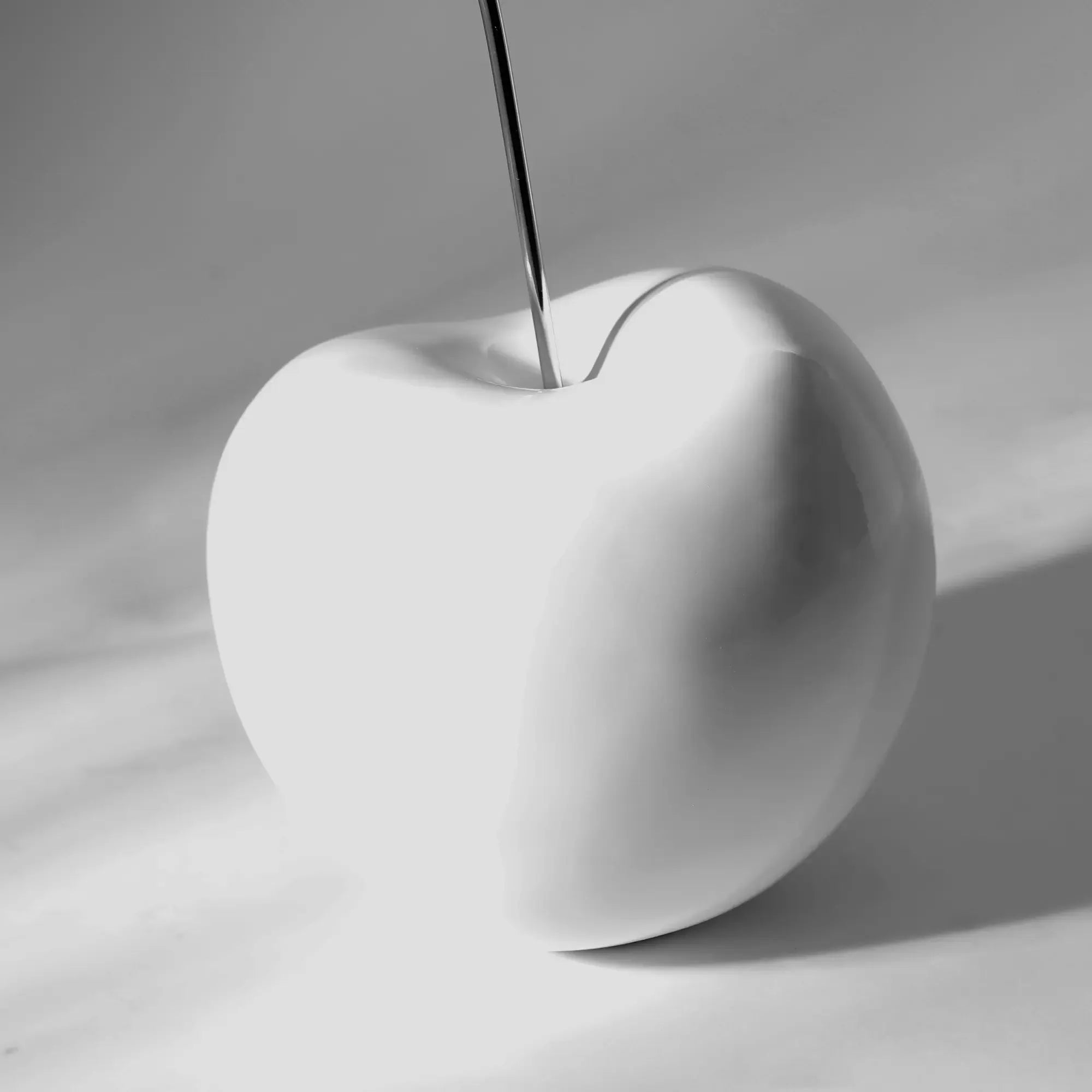 Kirschfigur - Skulpturales Deko-Objekt Kirsche – Keramik Weiß, Edelstahl-Stiel – Brush-Art & Hochglanz Variante – Aurea Bianca Klassisches Weiß