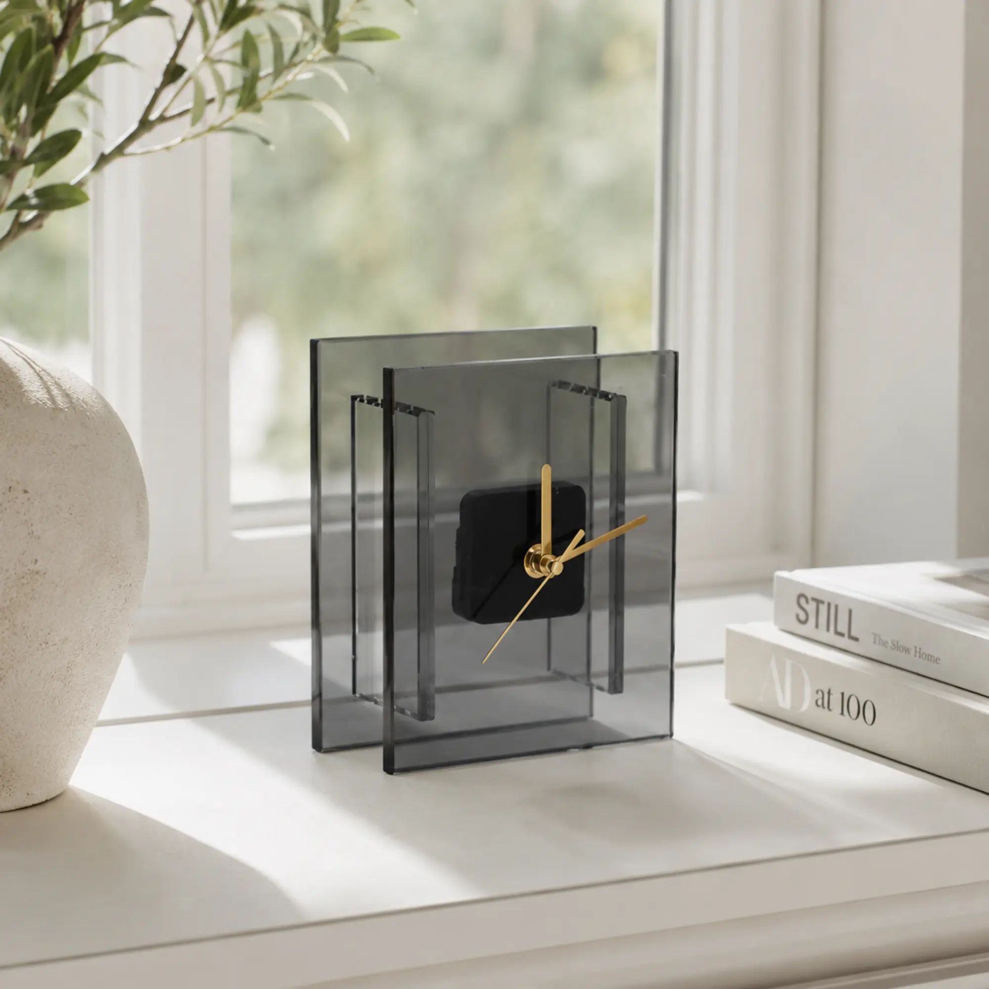 Tischuhr - mit Goldzeiger - Puristische Designuhr – Quadratische Rauchglas-Acryl Dekouhr mit goldenen Zeigern Noctis Aurum Nan