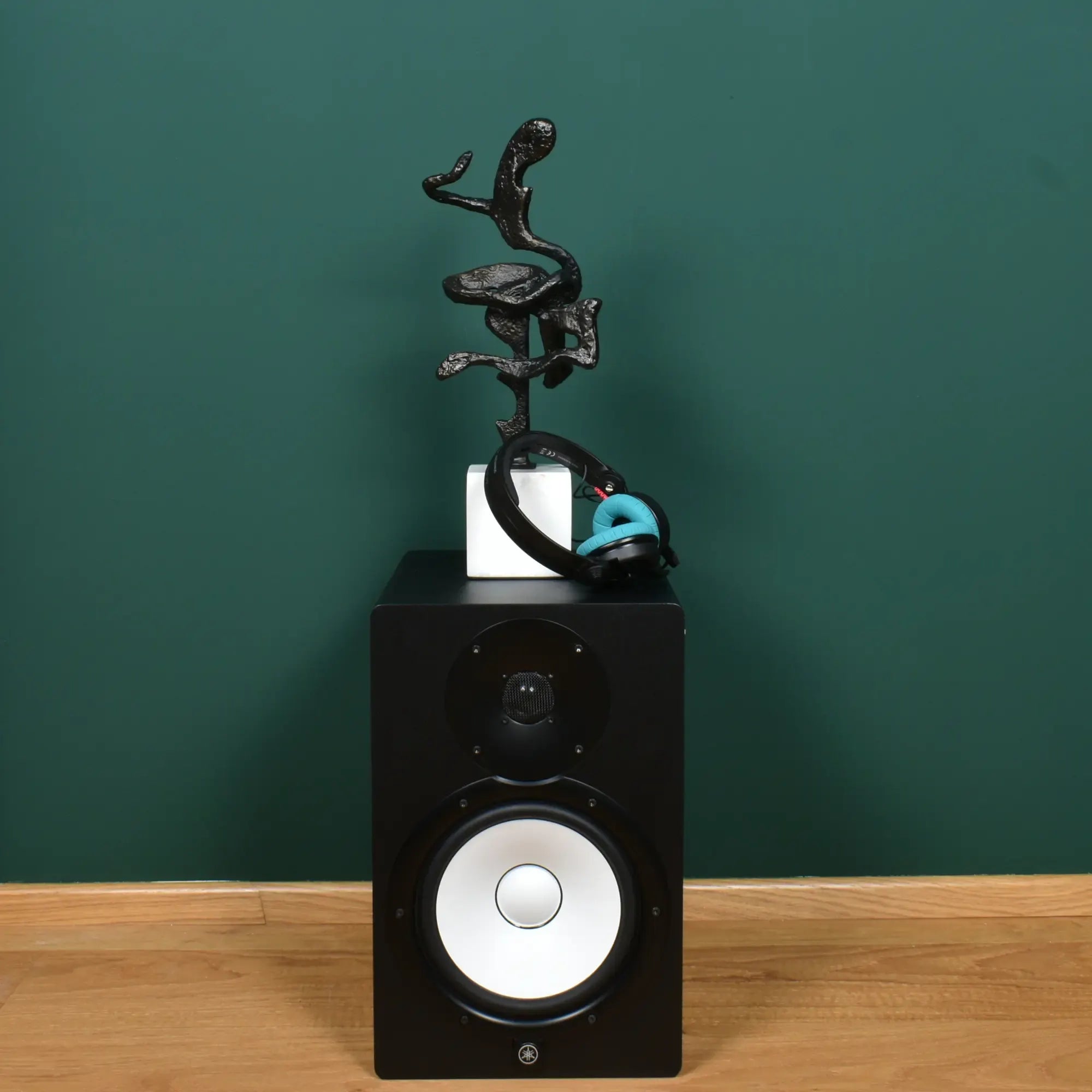 Salsafigur - auf Marmorfuß - Deko-Objekt edle Stahlskulptur Salsa