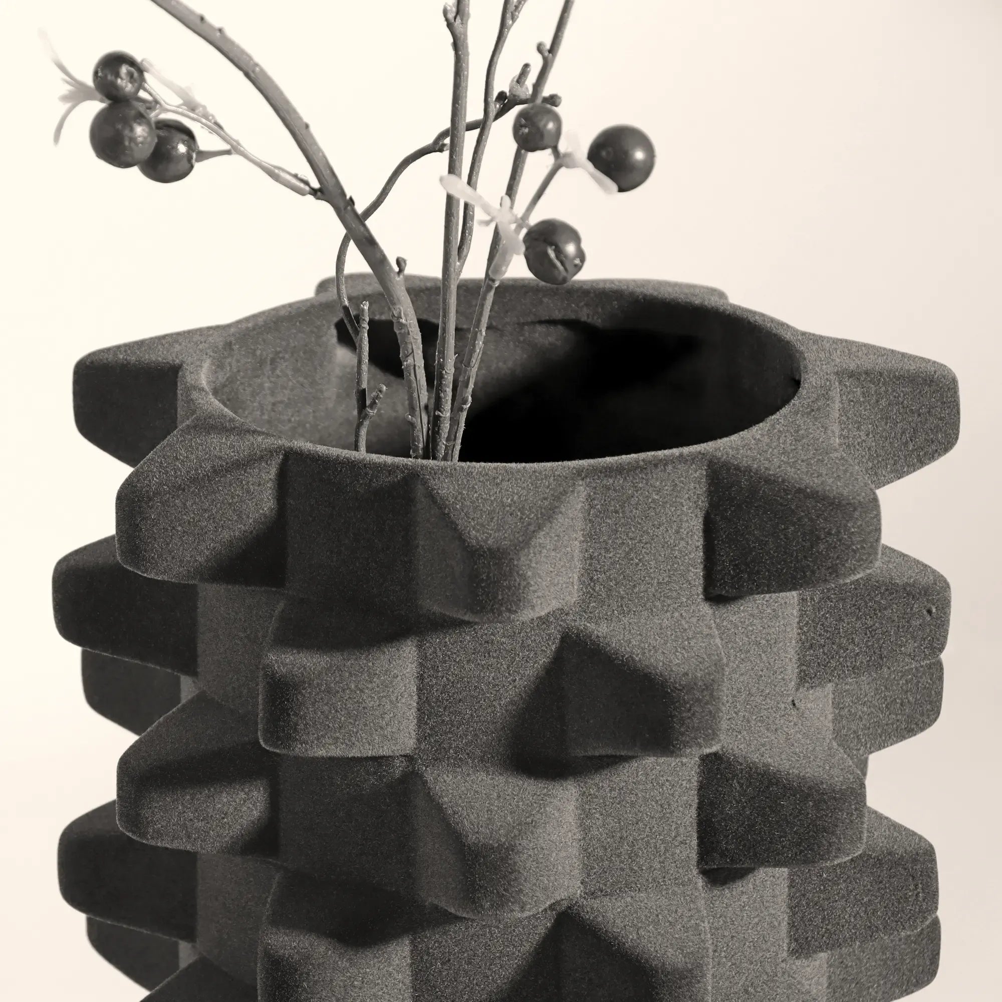 Dekovase - Designer Vase mit Struktur - Skulpturale Designvase mit Samtstruktur Velours Acantha Default Title