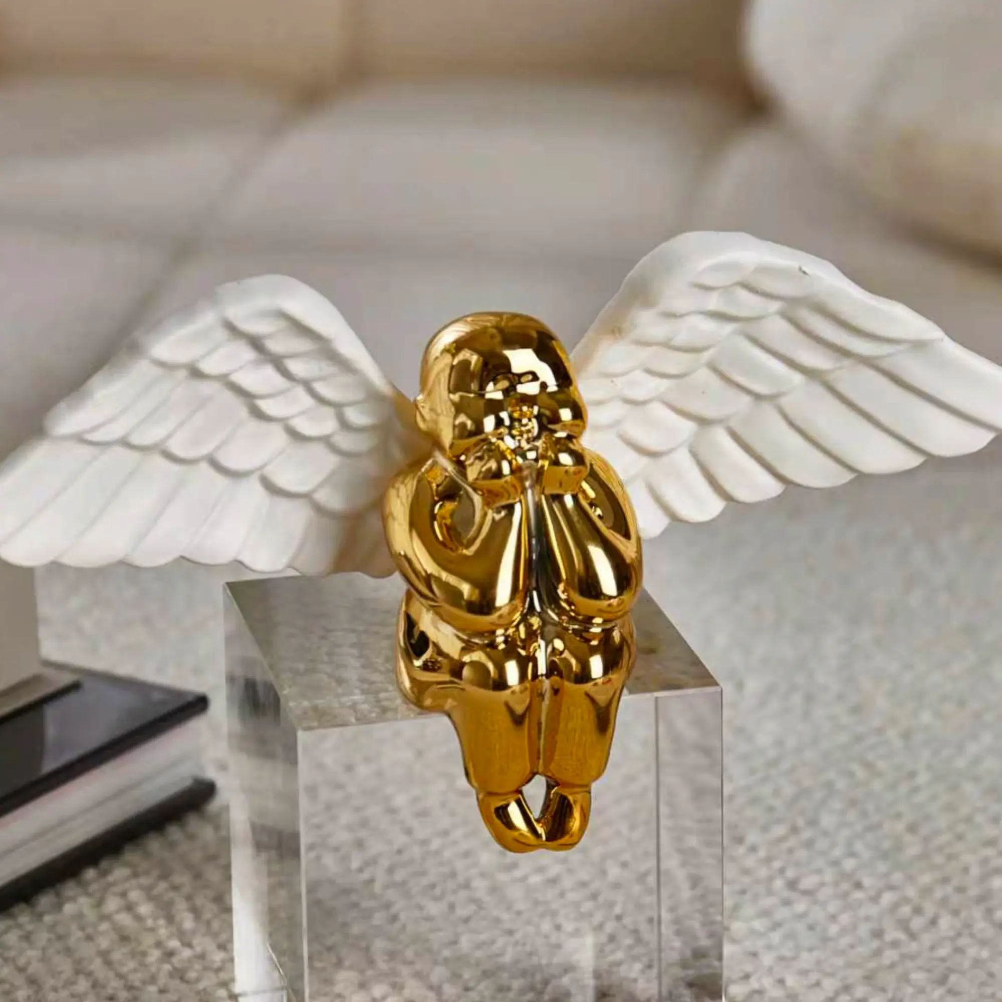 Engelfigur - Skulptur Schwebender Engel – weiß-goldene Keramikfigur auf klarem Acrylsockel – Angélus Aureus Nan