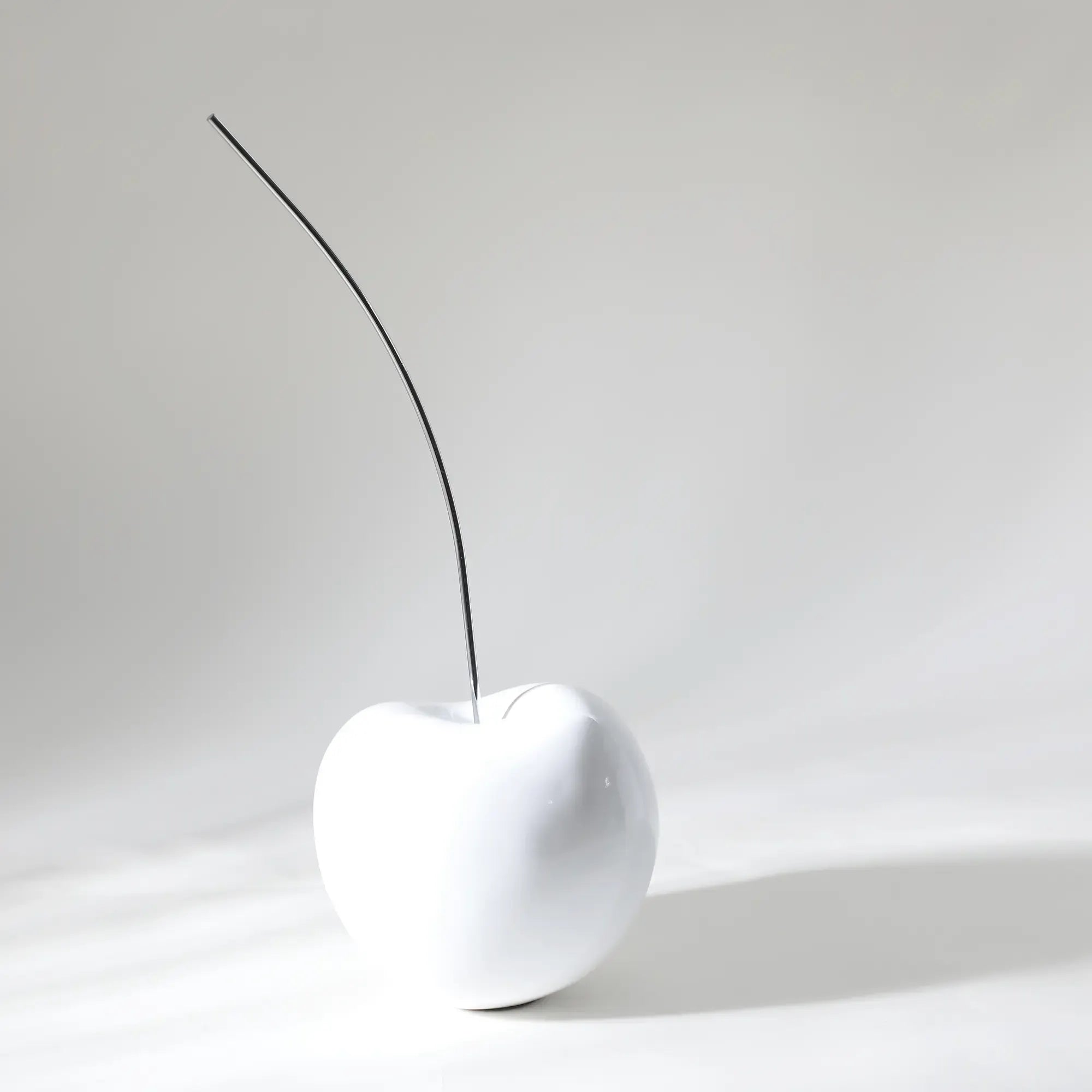 Kirschfigur - Skulpturales Deko-Objekt Kirsche – Keramik Weiß, Edelstahl-Stiel – Brush-Art & Hochglanz Variante – Aurea Bianca Klassisches Weiß