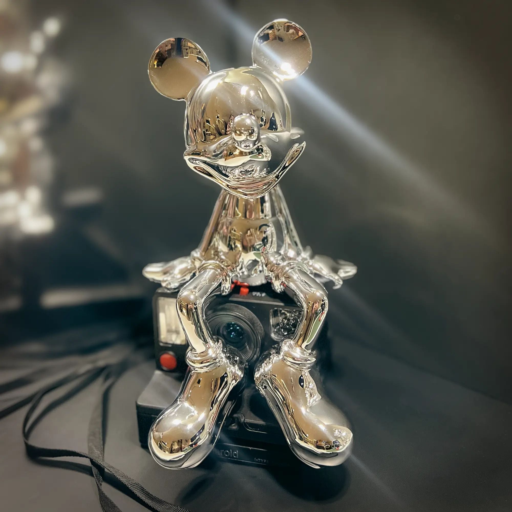 Zeichentrickfigur - Silbener glänzender Micky Maus Sammlerstück - wel.Mickey Mouse Sitzend