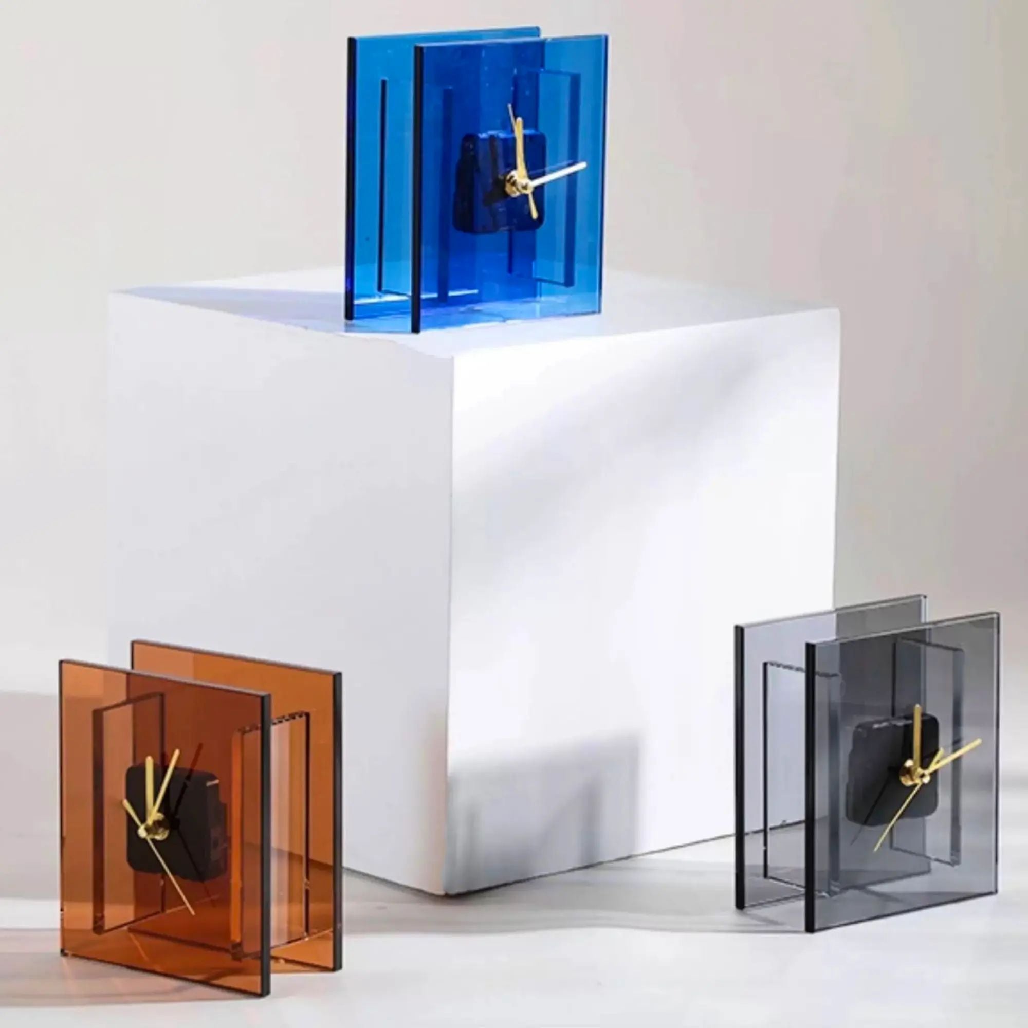 Tischuhr - mit Goldzeiger - Puristische Designuhr – Quadratische Rauchglas-Acryl Dekouhr mit goldenen Zeigern Noctis Aurum Nan