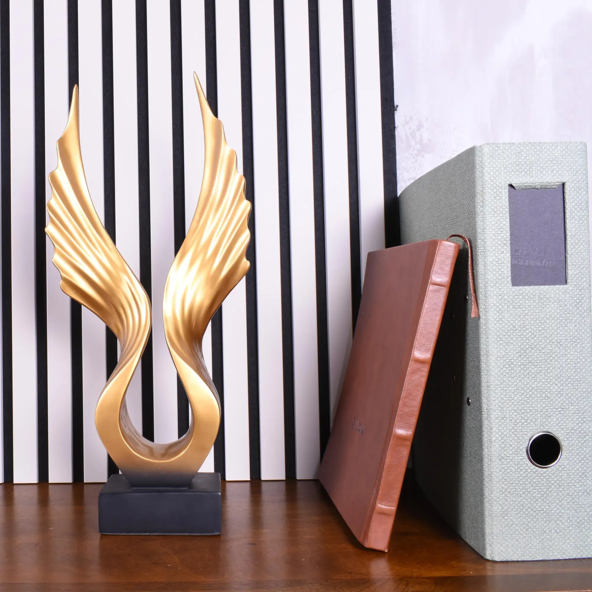 Dekoskulptur - flügelartige Form - Dekofigur pokalähnliche Statue Flügel Default Title