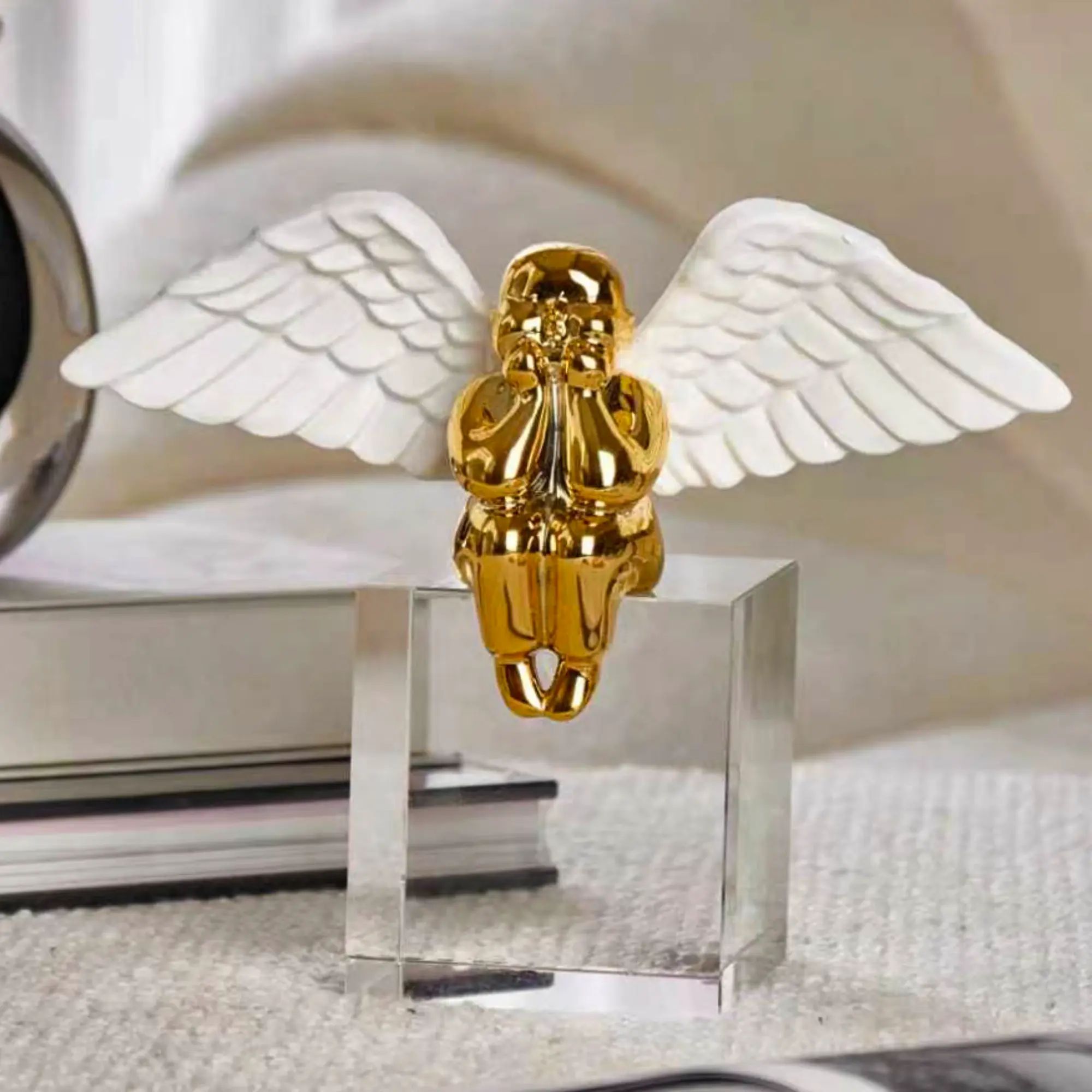 Engelfigur - Skulptur Schwebender Engel – weiß-goldene Keramikfigur auf klarem Acrylsockel – Angélus Aureus Nan