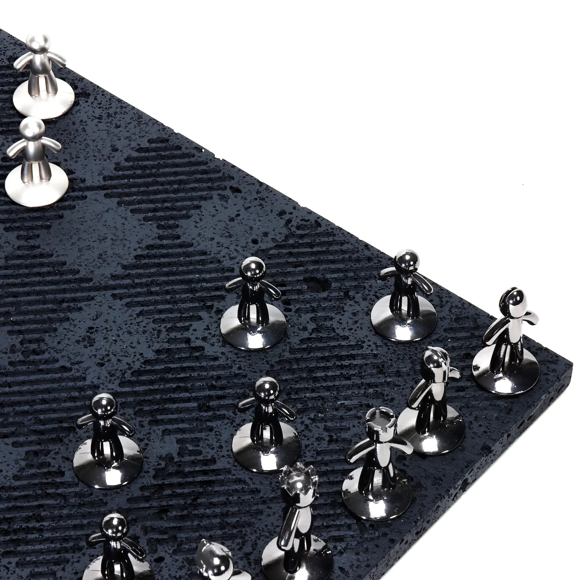 Schachspiel - Design-Spiel Skulpturales Metall auf Strukturbrett – Modernes Schachbrett mit polierten Figuren Equilibrio Nan