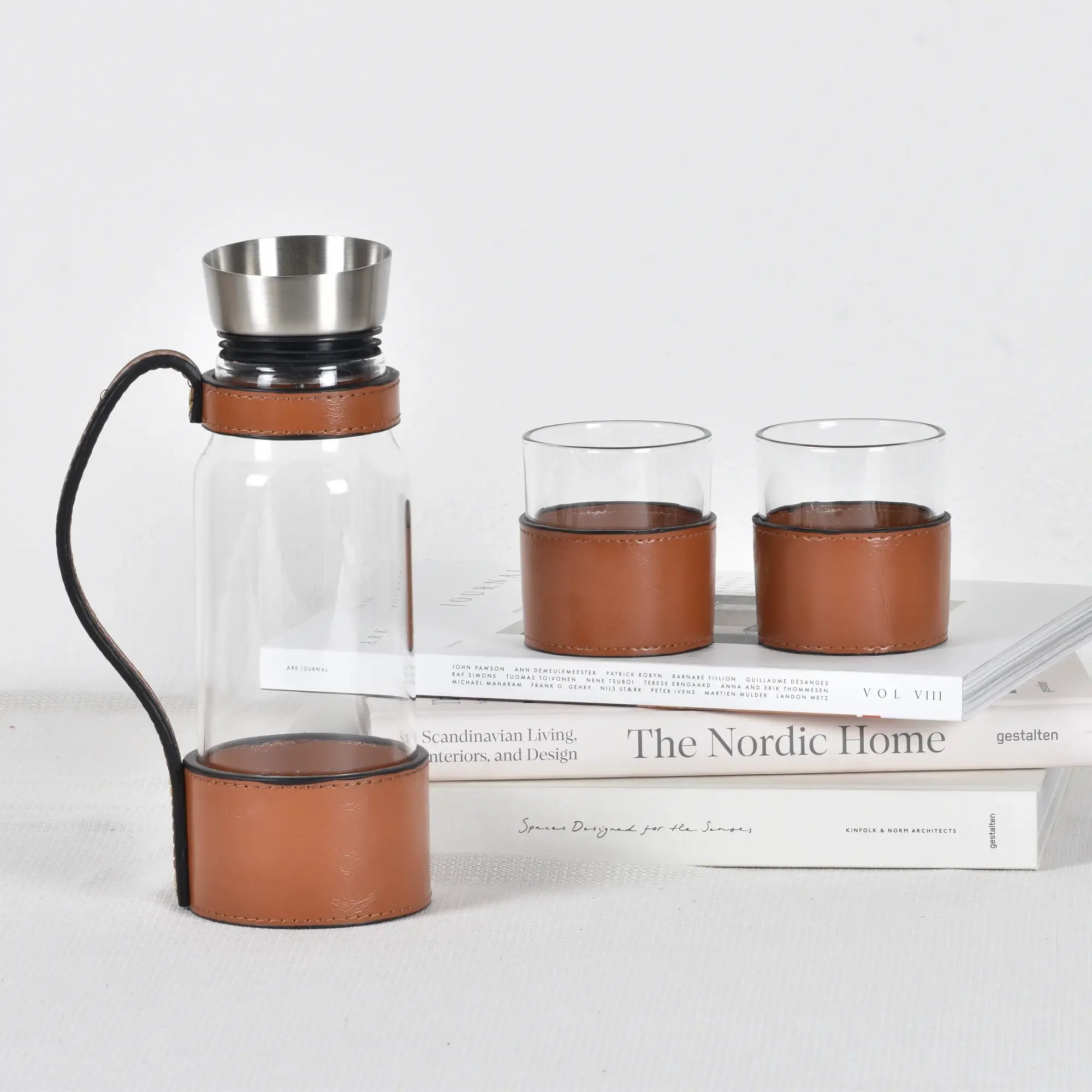 Karaffen-Set - mit 2 Gläsern - Edle Wasserkaraffe mit Griff und CloseUp Essence