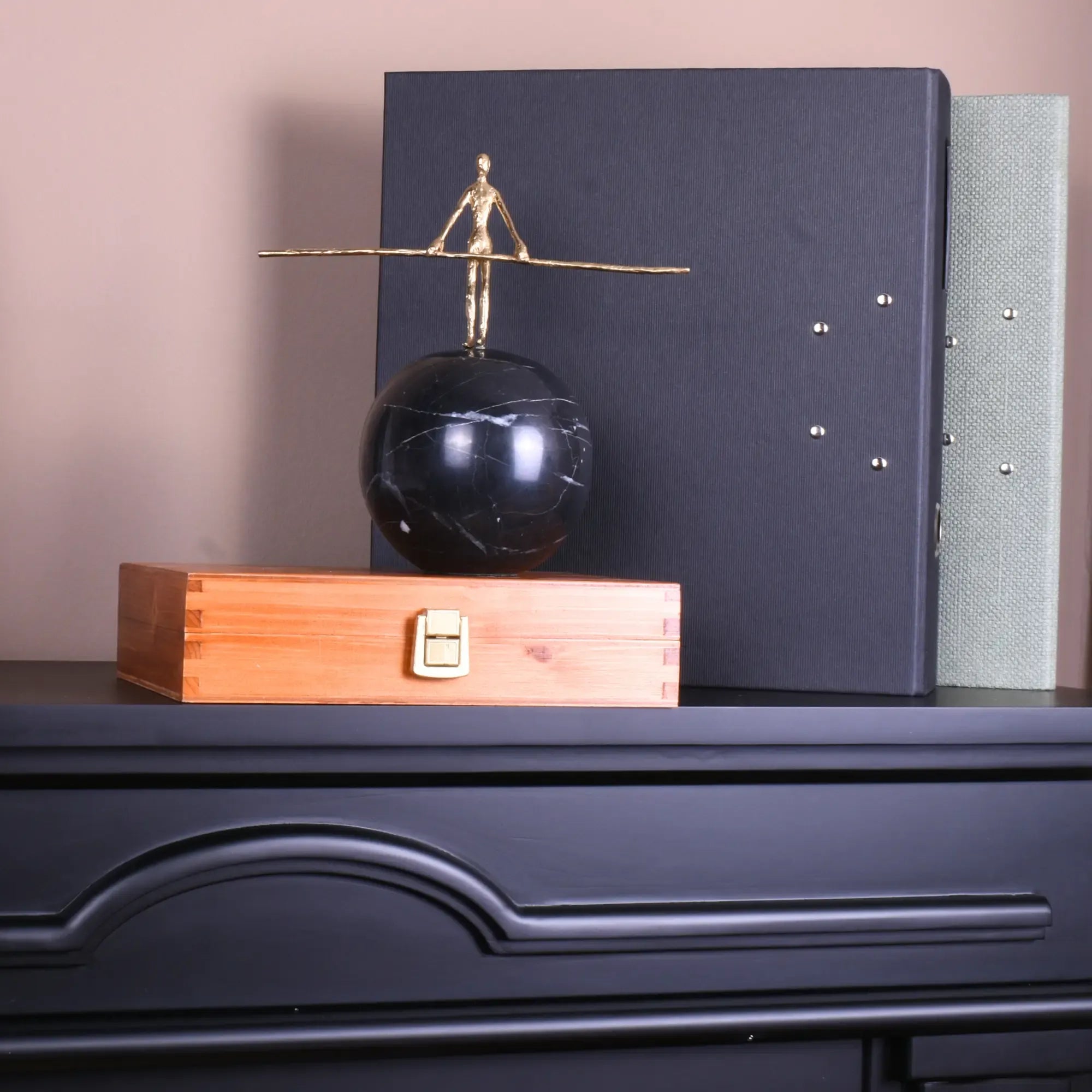 Dekofigur - Gold auf Marmorkugel - Seiltänzer Skulptur Deko-Objekt Seilgänger Default Title