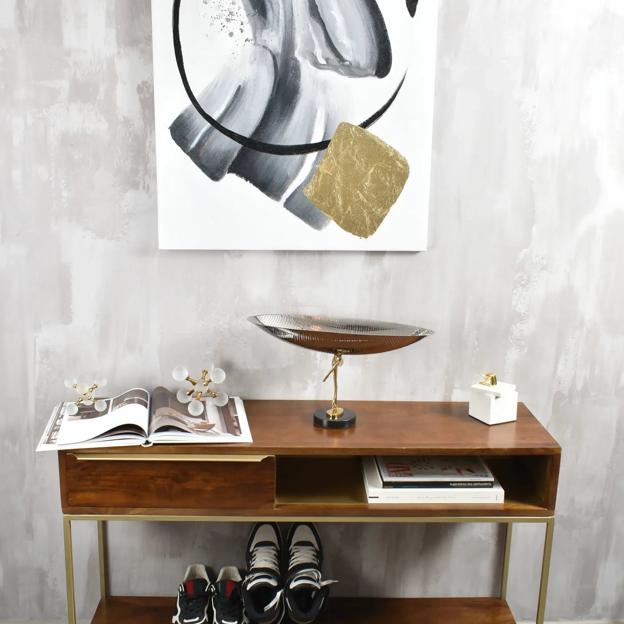 Messingschale - auf Goldfuß - Designer - Dekoschale auf Damenbeinen Eterna Grace