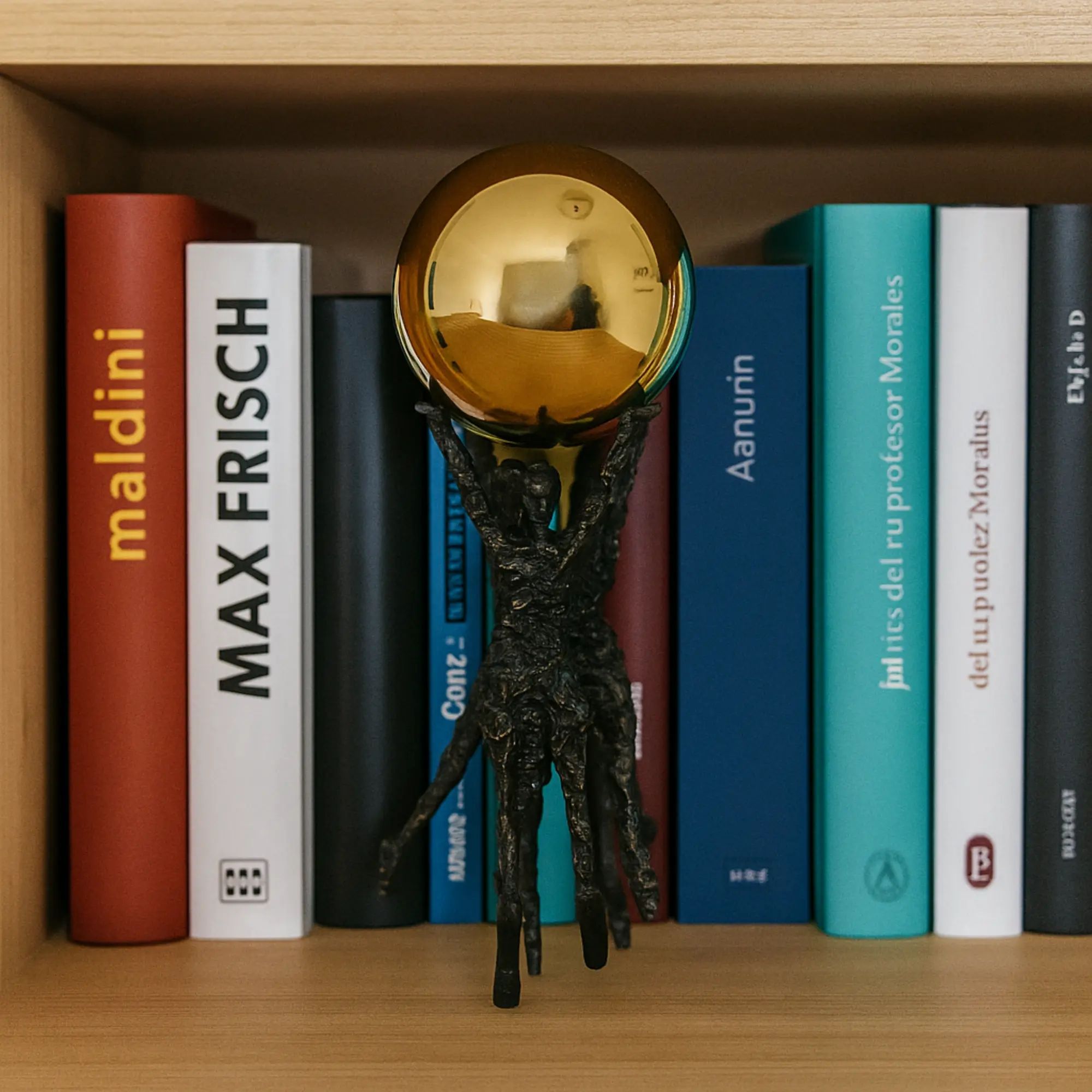 Dekofigur - mit Goldkugel - Metallskulptur Symbolfigur Teatro Default Title