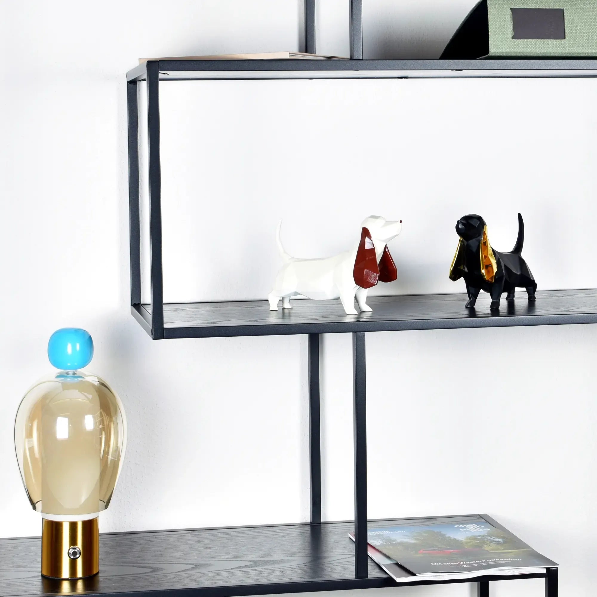 Tierfigur - Dackel - Hundfigur eckig mit Gold oder Roten ohren Teckel Weiss-Rot