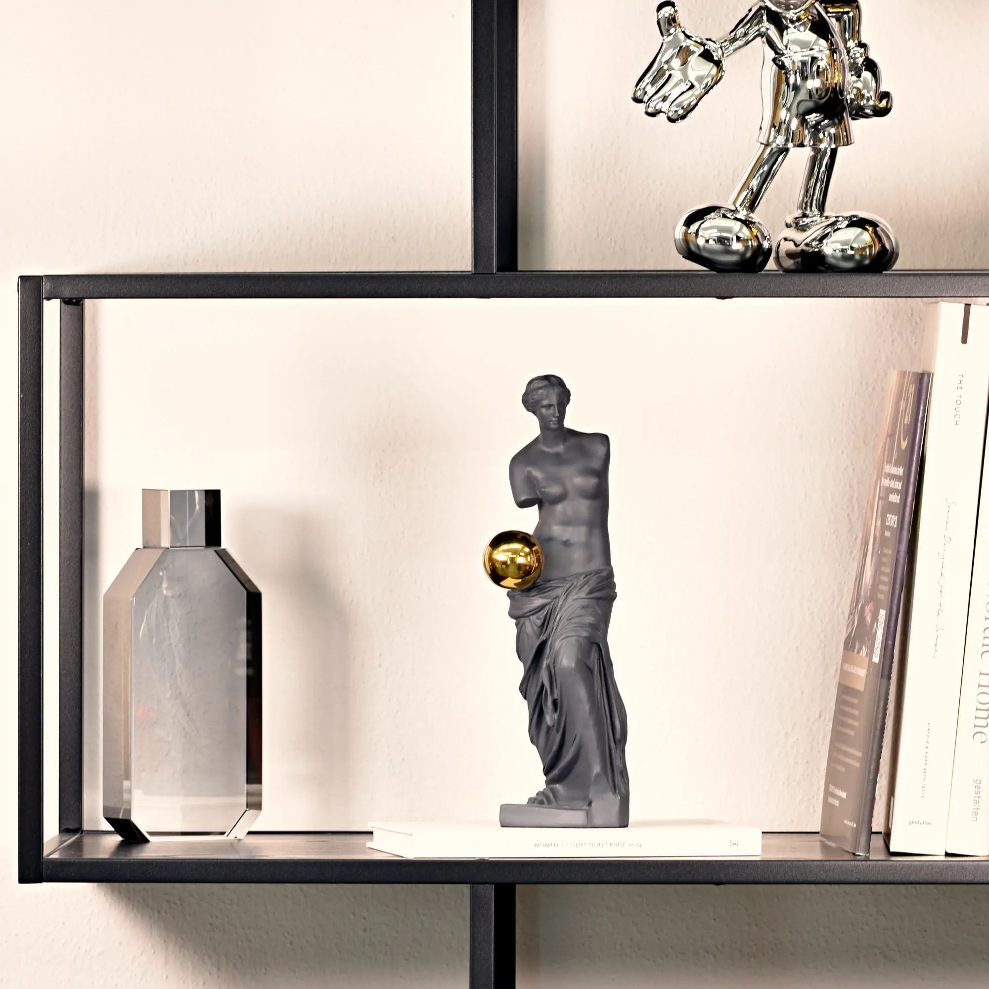 Dekofigur - Skulptur Klassische Büste mit goldener Sphäre Venus Aurea Default Title
