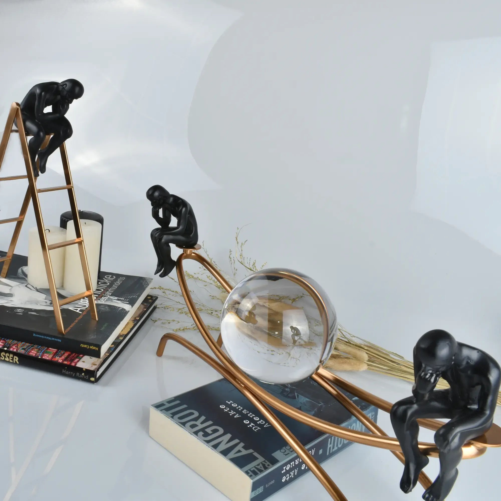 Dekofigur - Zwei Denker mit Glaskugel - Abstrakte Dekoskulptur Rodin Equilibre Antikgold