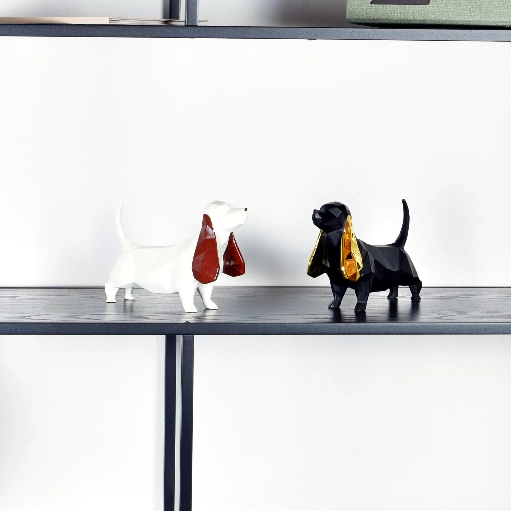 Tierfigur - Dackel - Hundfigur eckig mit Gold oder Roten ohren Teckel Weiss-Rot