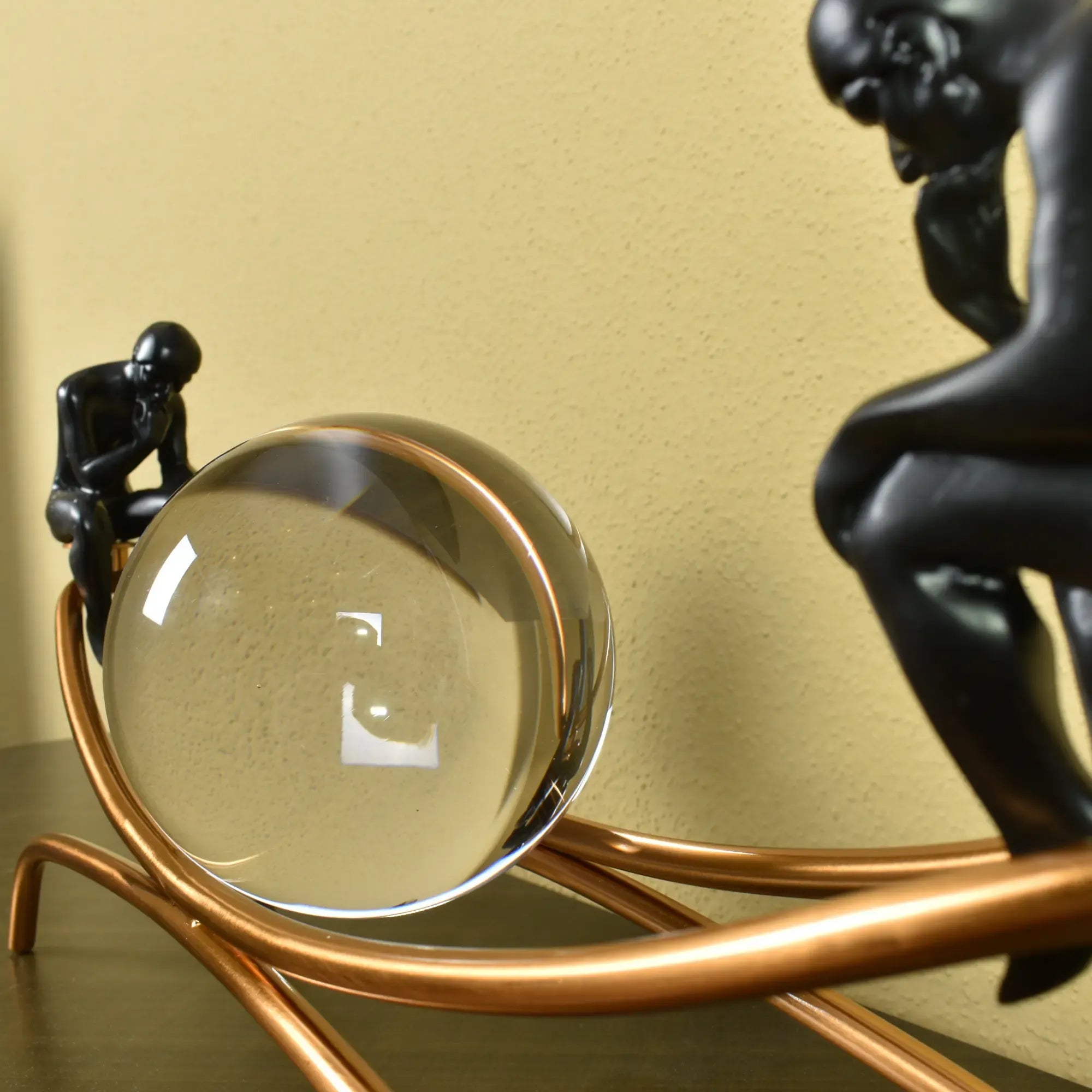 Dekofigur - Zwei Denker mit Glaskugel - Abstrakte Dekoskulptur Rodin Equilibre Antikgold