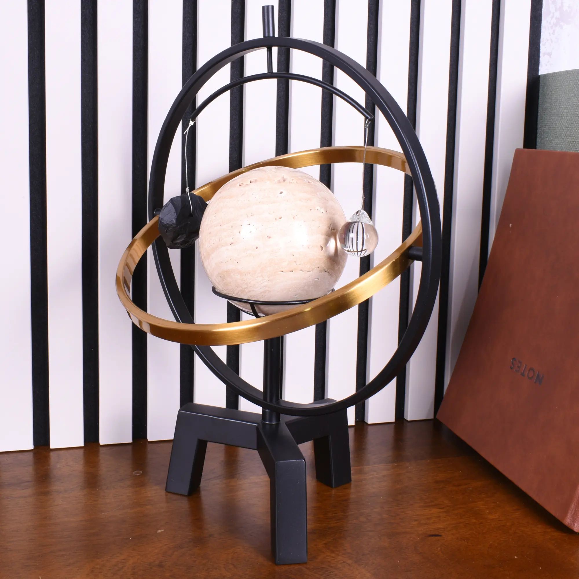 Dekoobjekt - Atmosphere Tisch-Globus - Moderne Abstrakte Dekokugel AstraCosmo schwarz, gold