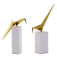 Tierfigur - auf Marmorbasis - Skulpturale Dekofigur – Goldmetall auf Marmorsockel – Abstrakte Vogelstudie, origami-inspiriert Aurea Avis Duo