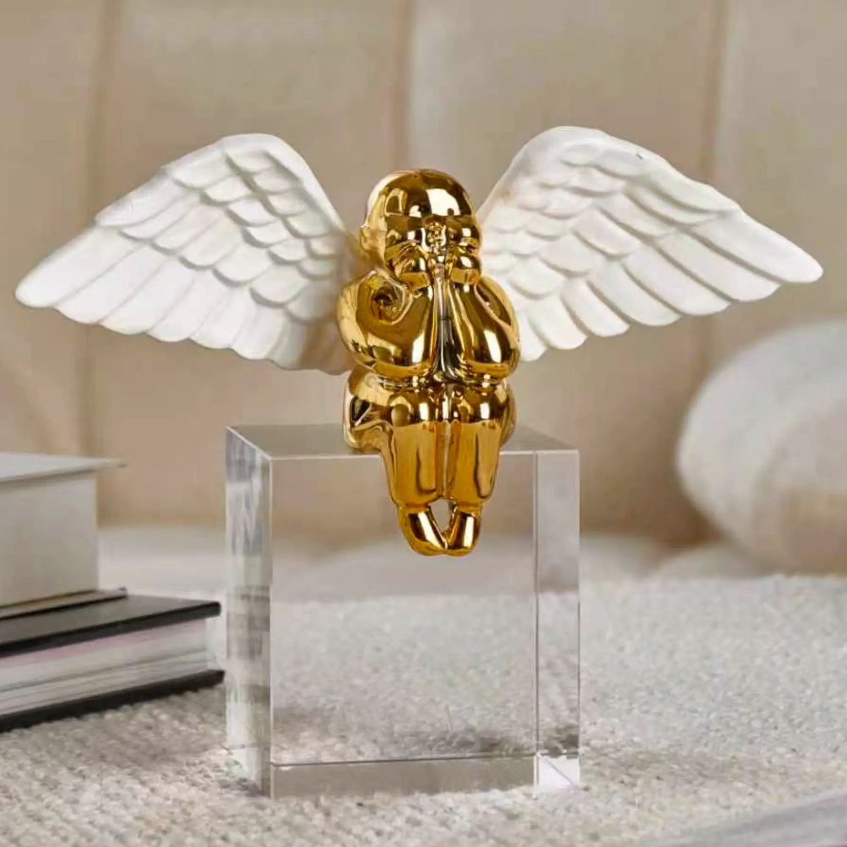 Engelfigur - Skulptur Schwebender Engel – weiß-goldene Keramikfigur auf klarem Acrylsockel – Angélus Aureus