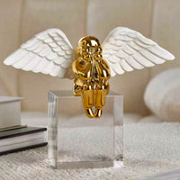 Engelfigur - Skulptur Schwebender Engel – weiß-goldene Keramikfigur auf klarem Acrylsockel – Angélus Aureus