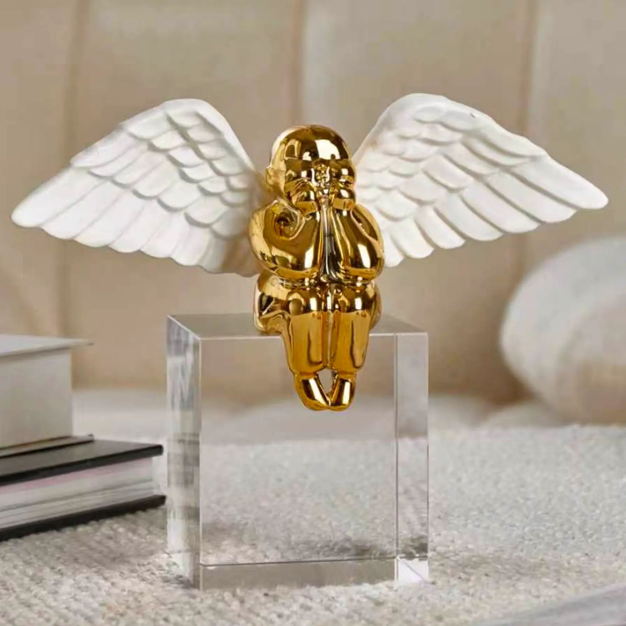 Engelfigur - Skulptur Schwebender Engel – weiß-goldene Keramikfigur auf klarem Acrylsockel – Angélus Aureus Nan