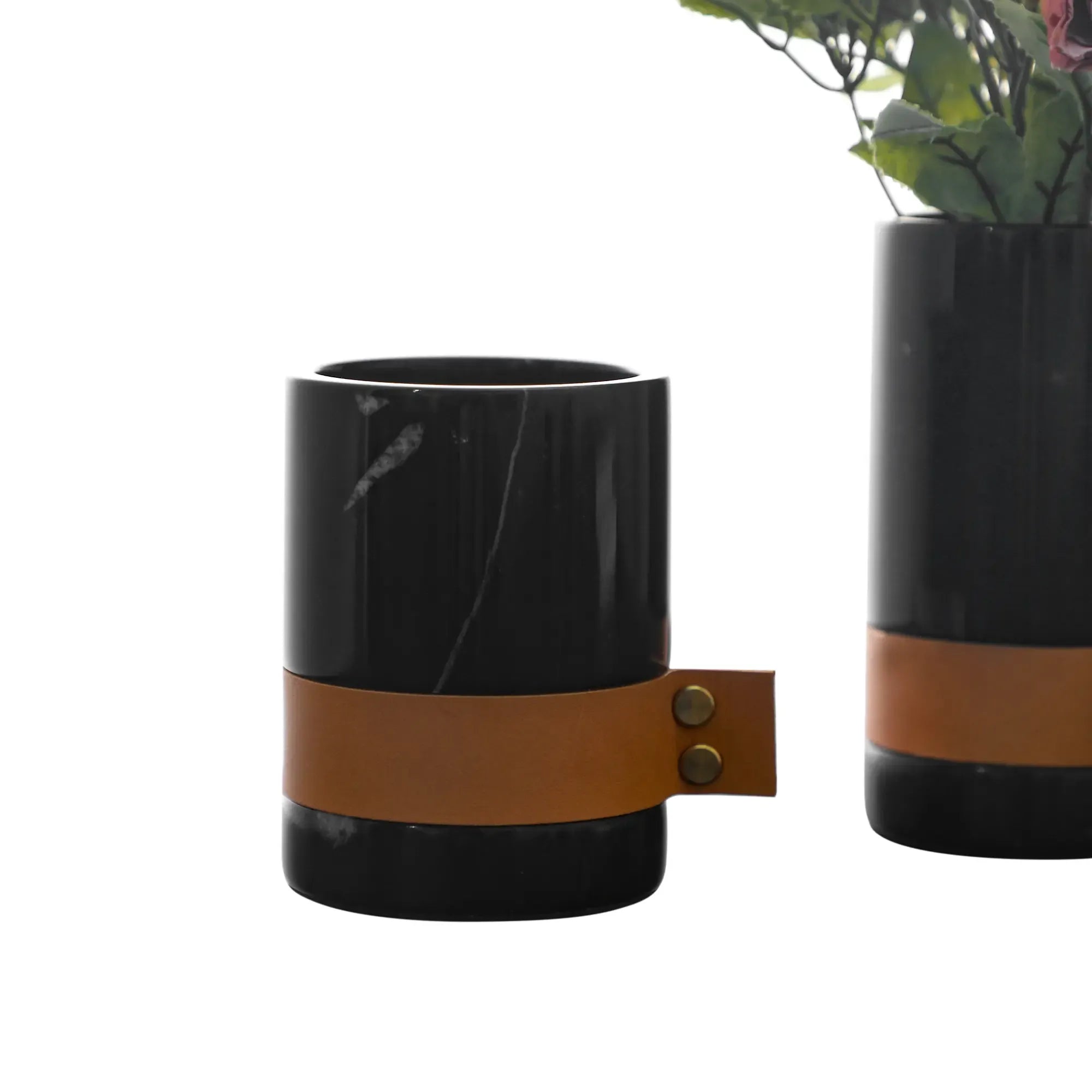 Marmorvase - rund mit Lederakzent - Kleine Tischvase Deko-Vase Stifthalter Marble Luxe Schwarz-Klein