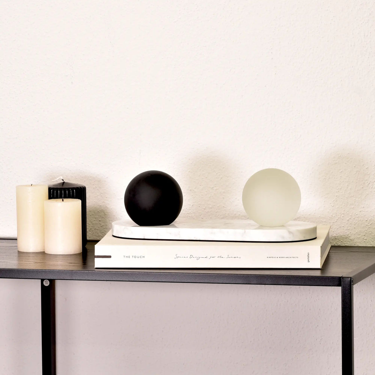 Dekoobjekt - Tablett mit Kugeln Carrara-Marmor – Dekoplatte – Designtablett Equilibrio