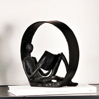 Dekofigur - Skulptur Puristische Kreisfigur Lesender im Ring Orbis Lectio
