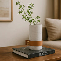 Marmorvase - rund mit Lederakzent - Kleine Tischvase Deko-Vase Stifthalter Marble Luxe