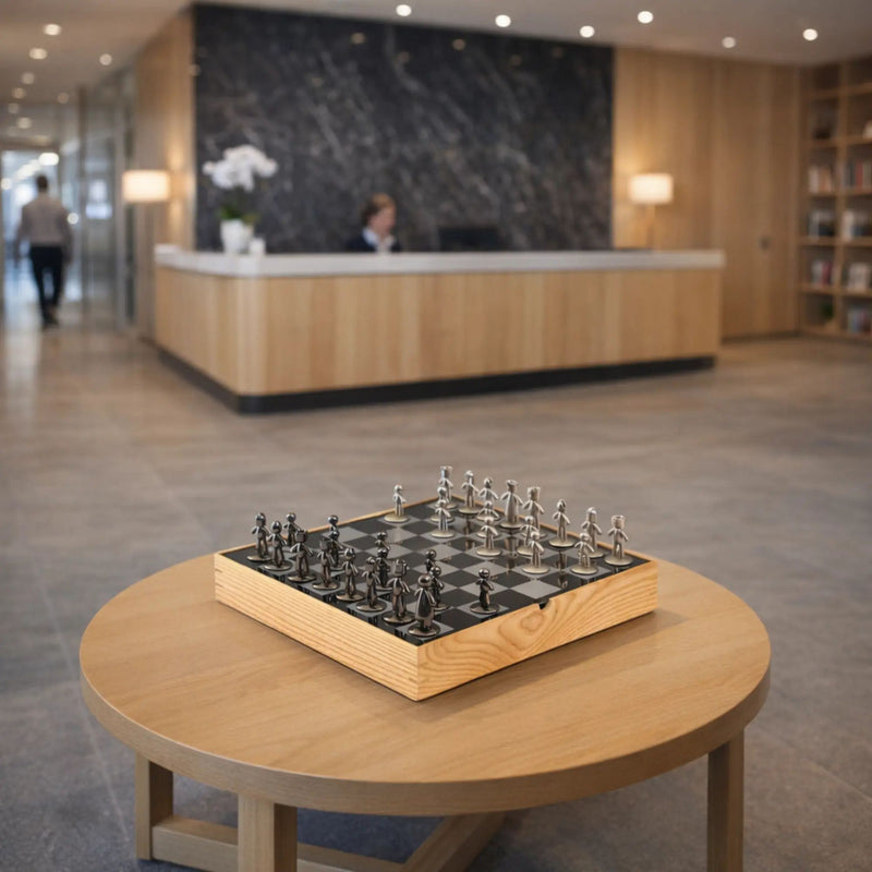 Schachspiel - Skulpturales Brettspiel aus Metall & Holz – Modernes Schach-Set mit figurativen Figuren – Persona Échecs