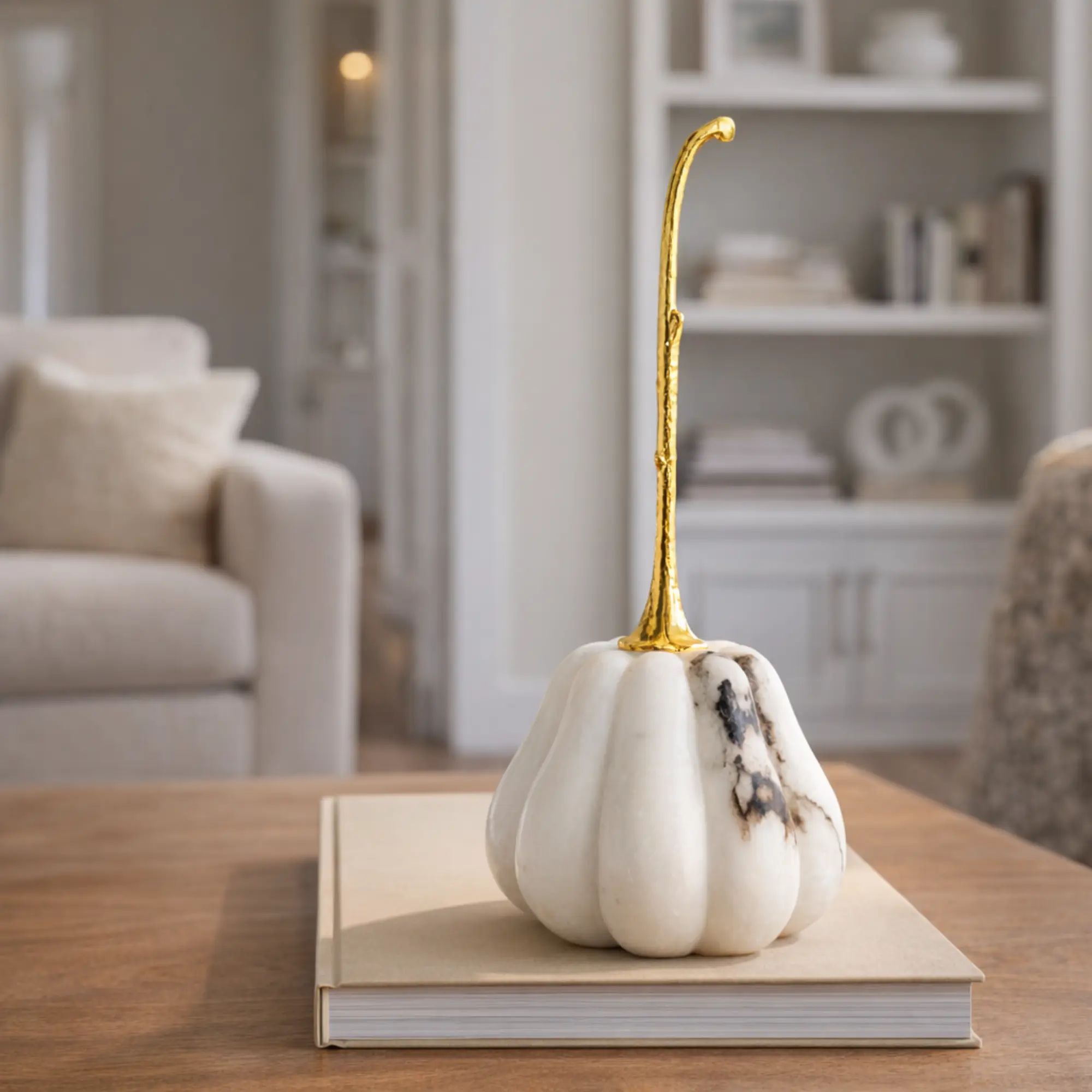 Kürbisfigur - Skulptur Puristisch – Weißer Marmor mit vergoldetem Stiel – Kürbis Deko-Objekt Aurum Cucurbita Kürbis-Breit