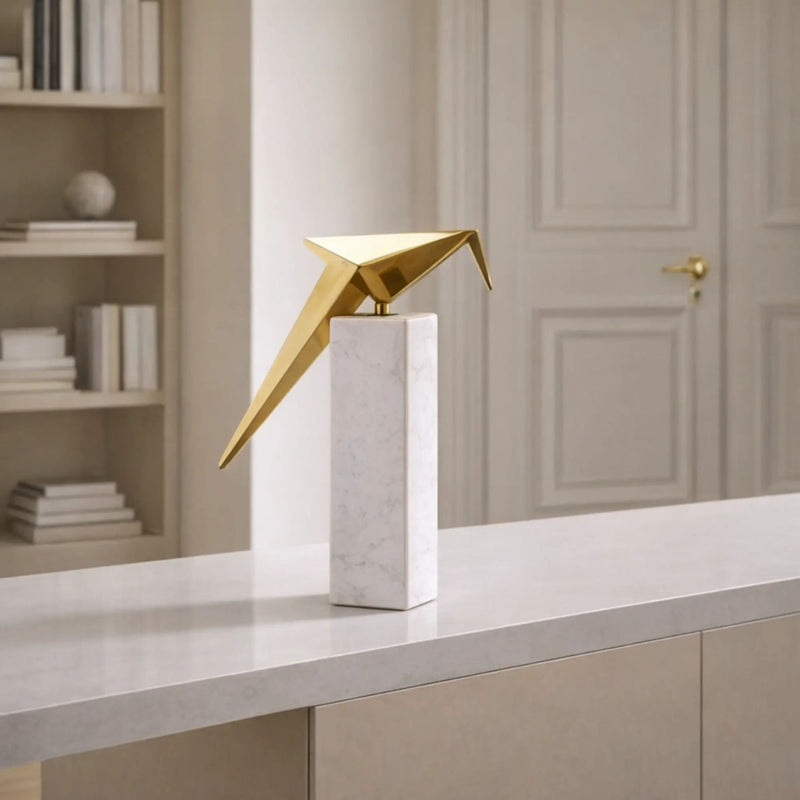 Tierfigur - auf Marmorbasis - Skulpturale Dekofigur – Goldmetall auf Marmorsockel – Abstrakte Vogelstudie, origami-inspiriert Aurea Avis Duo