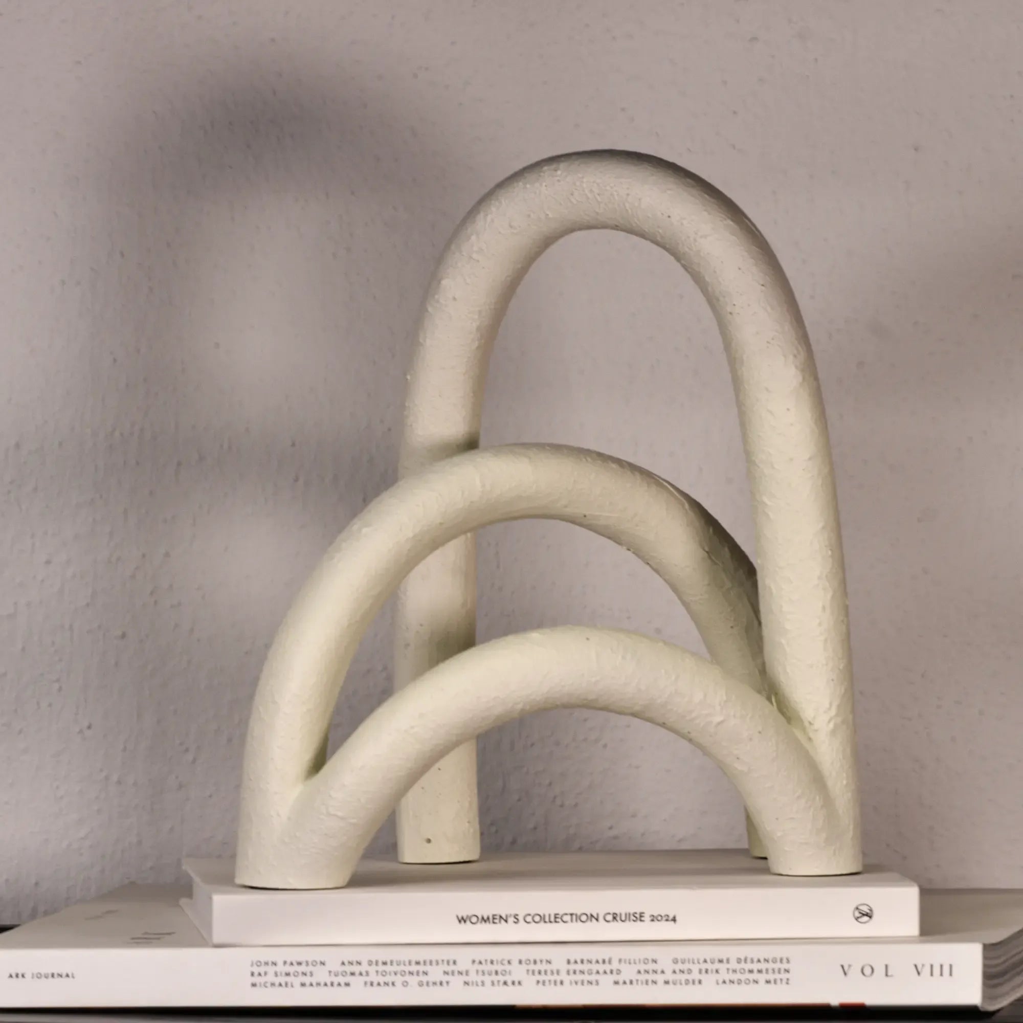 Dekoobjekt - Bogen-Figur – Mineralische Dekoskulptur Off‑White – Designobjekt Arcus Nan