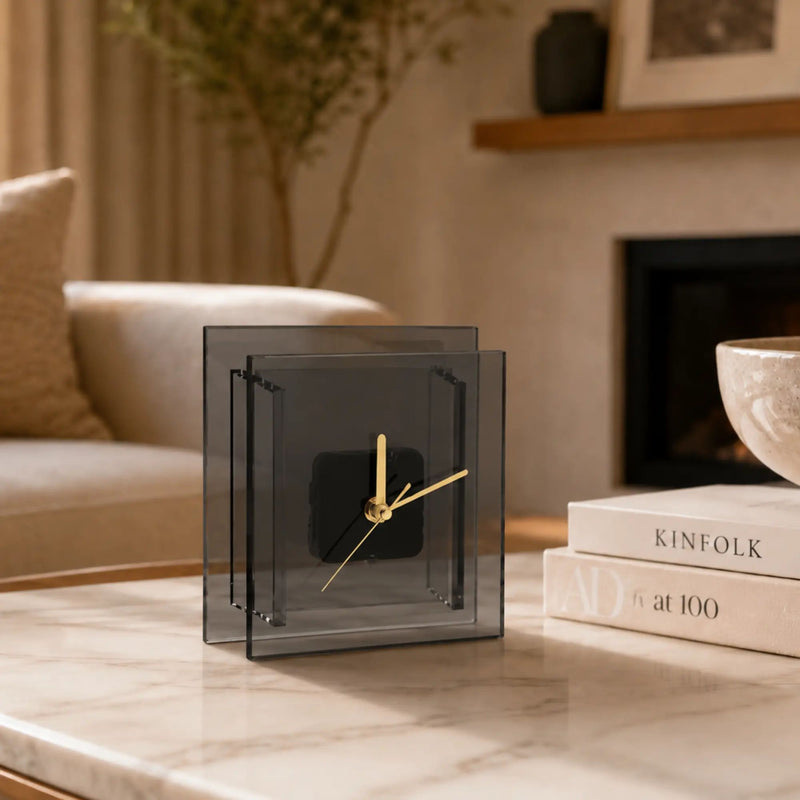 Tischuhr - mit Goldzeiger - Puristische Designuhr – Quadratische Rauchglas-Acryl Dekouhr mit goldenen Zeigern Noctis Aurum