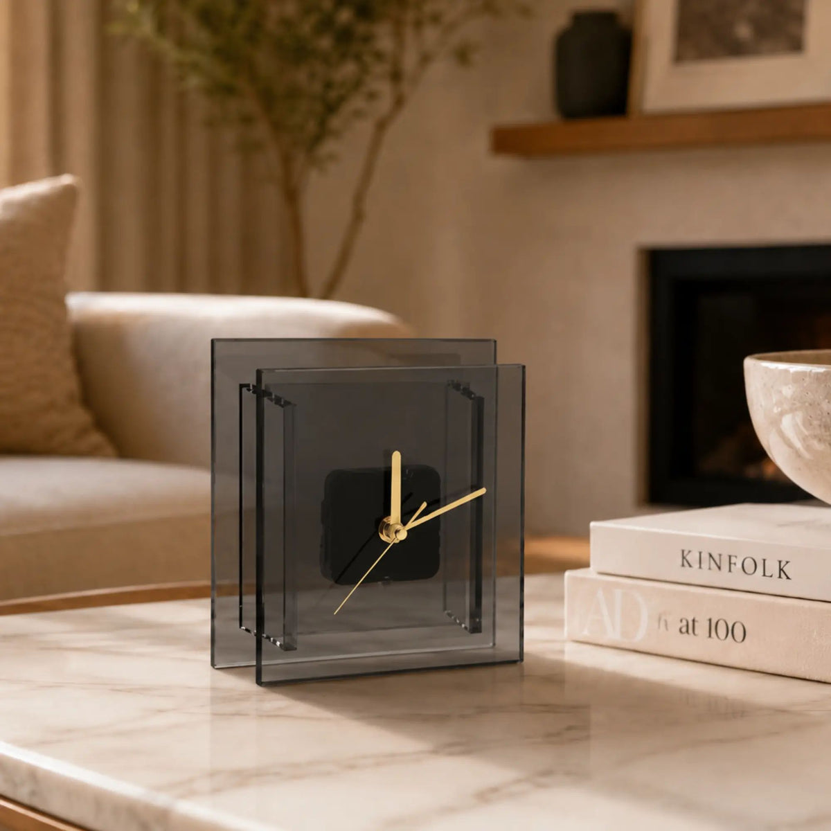 Tischuhr - mit Goldzeiger - Puristische Designuhr – Quadratische Rauchglas-Acryl Dekouhr mit goldenen Zeigern Noctis Aurum