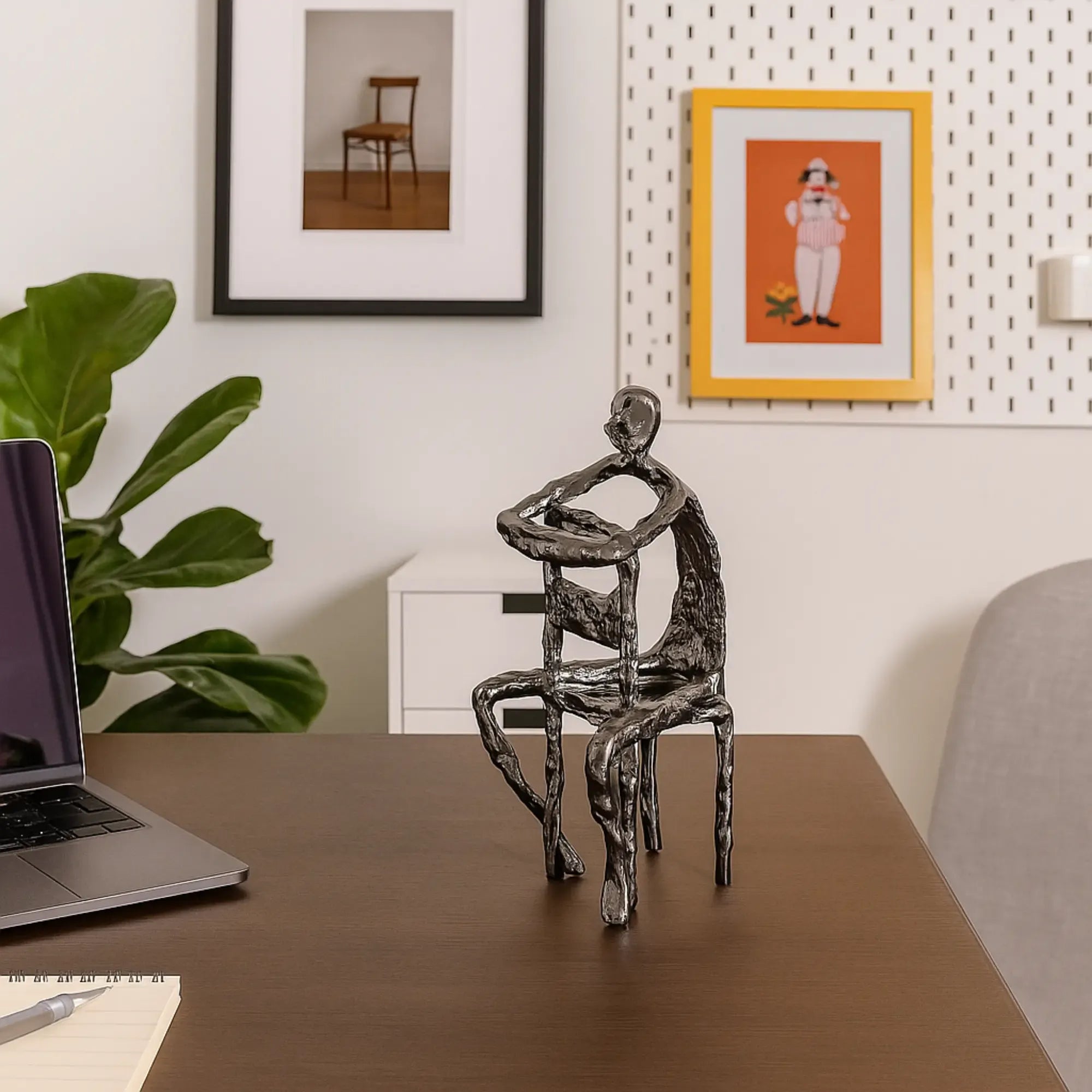 Denkerfigur - Abstrakte Skulptur filigrane Sitzfigur Cogito Nova GunMetal